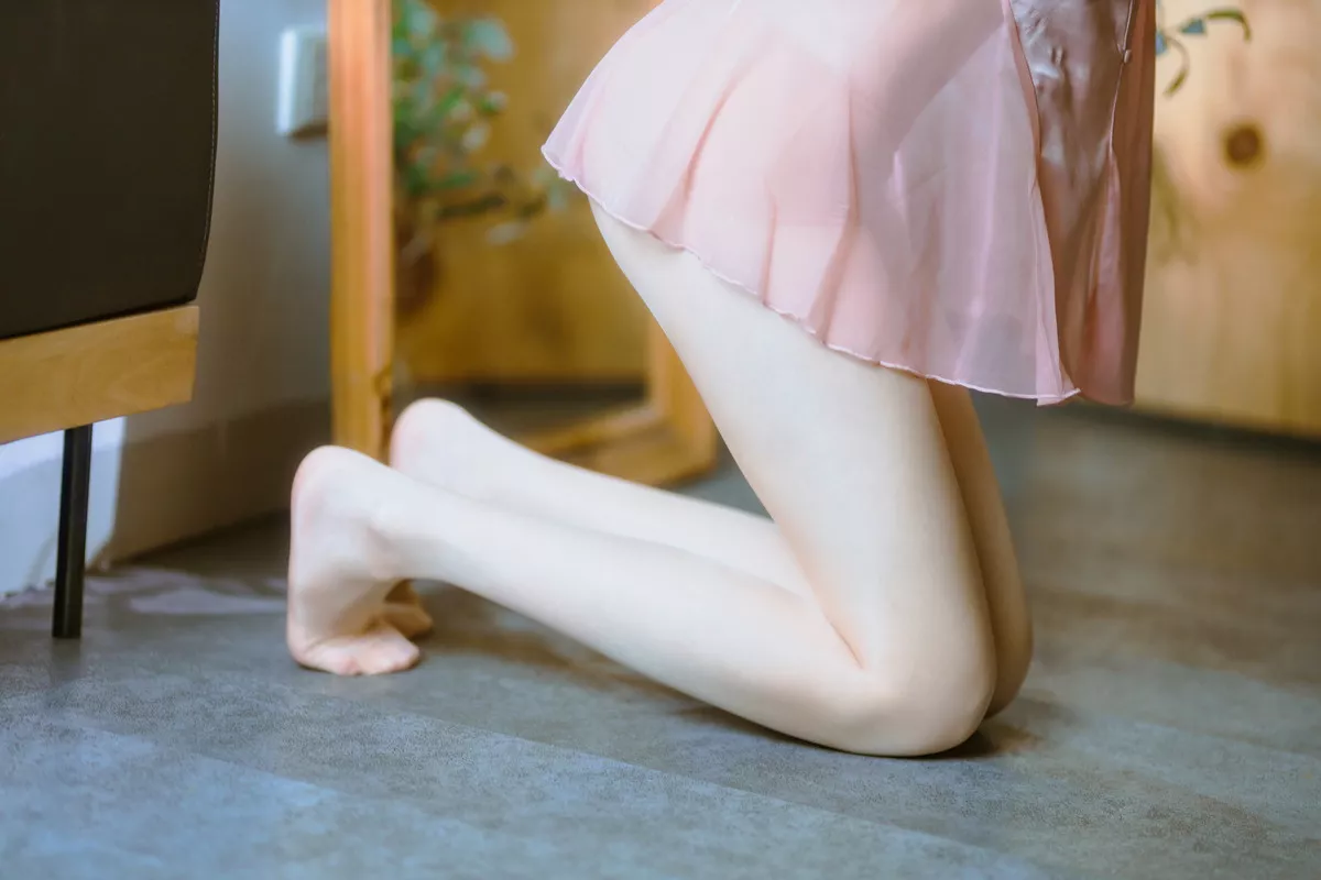 网络美女许岚LAN半透粉纱主题私房性感粉色吊带睡裙秀白嫩美腿迷人写真40P