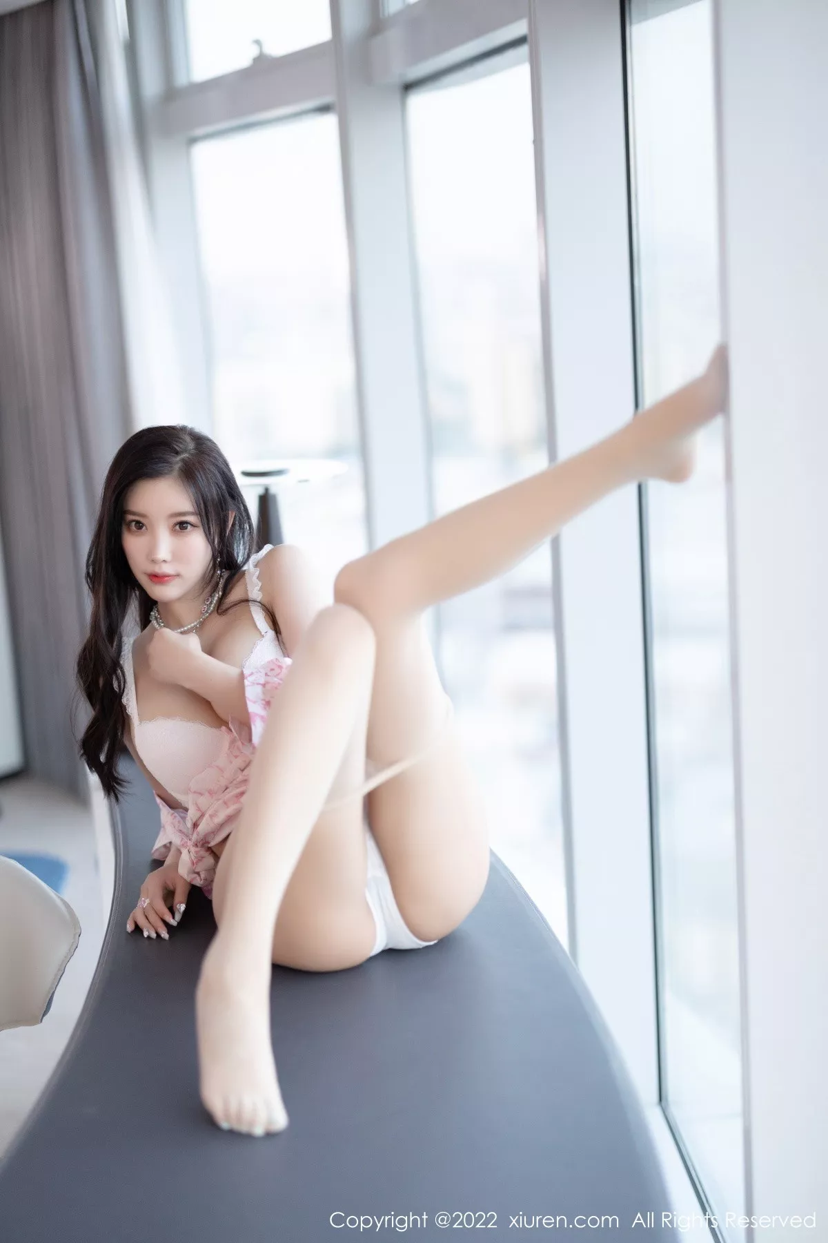 XiuRen第5927期_女神杨晨晨Yome脱性感粉色上衣露白色内衣秀丰腴身材诱惑写真87P