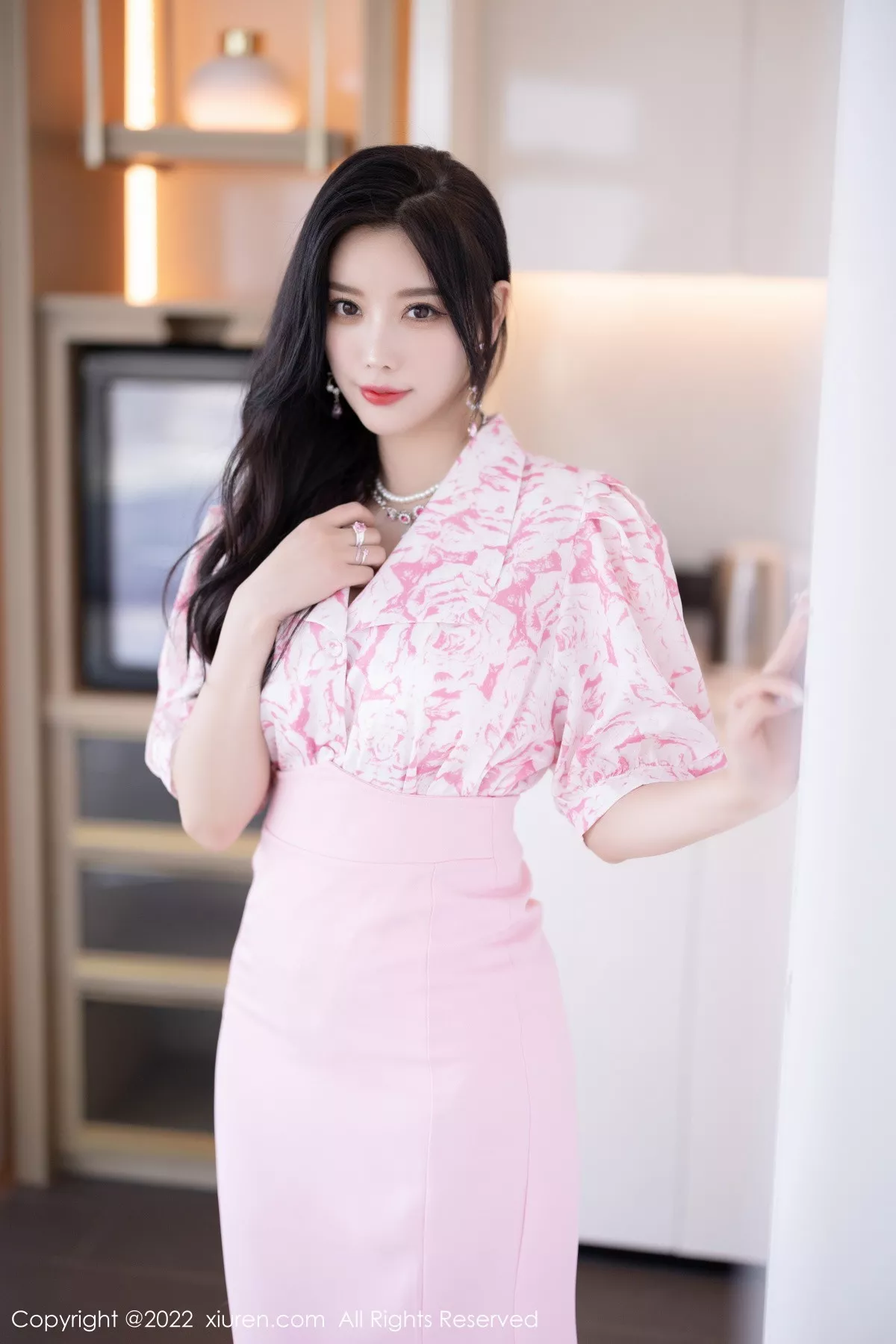 XiuRen第5927期_女神杨晨晨Yome脱性感粉色上衣露白色内衣秀丰腴身材诱惑写真87P