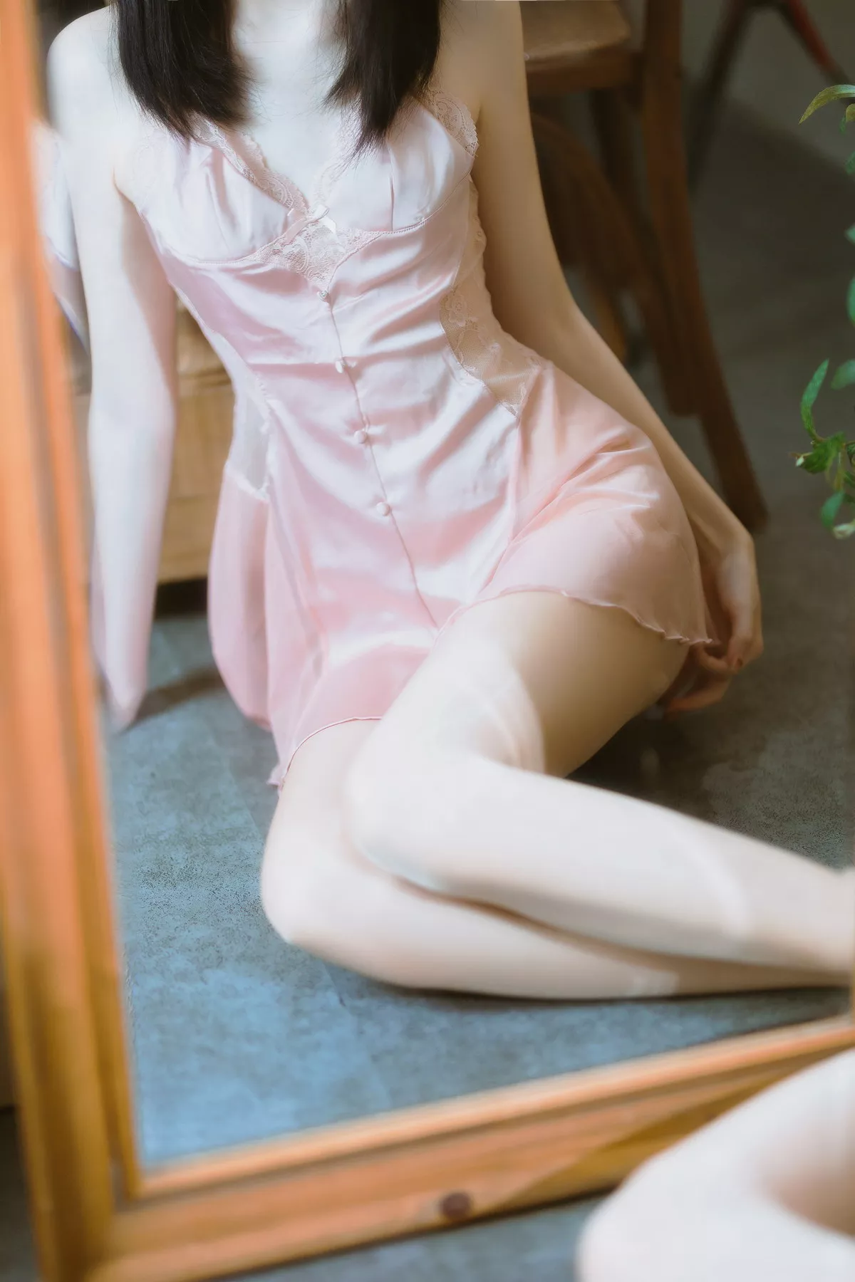 网络美女许岚LAN半透粉纱主题私房性感粉色吊带睡裙秀白嫩美腿迷人写真40P