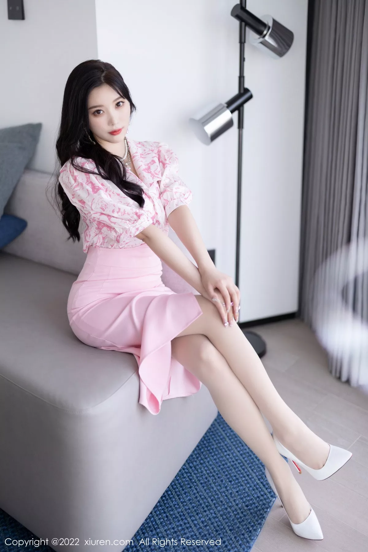 XiuRen第5927期_女神杨晨晨Yome脱性感粉色上衣露白色内衣秀丰腴身材诱惑写真87P
