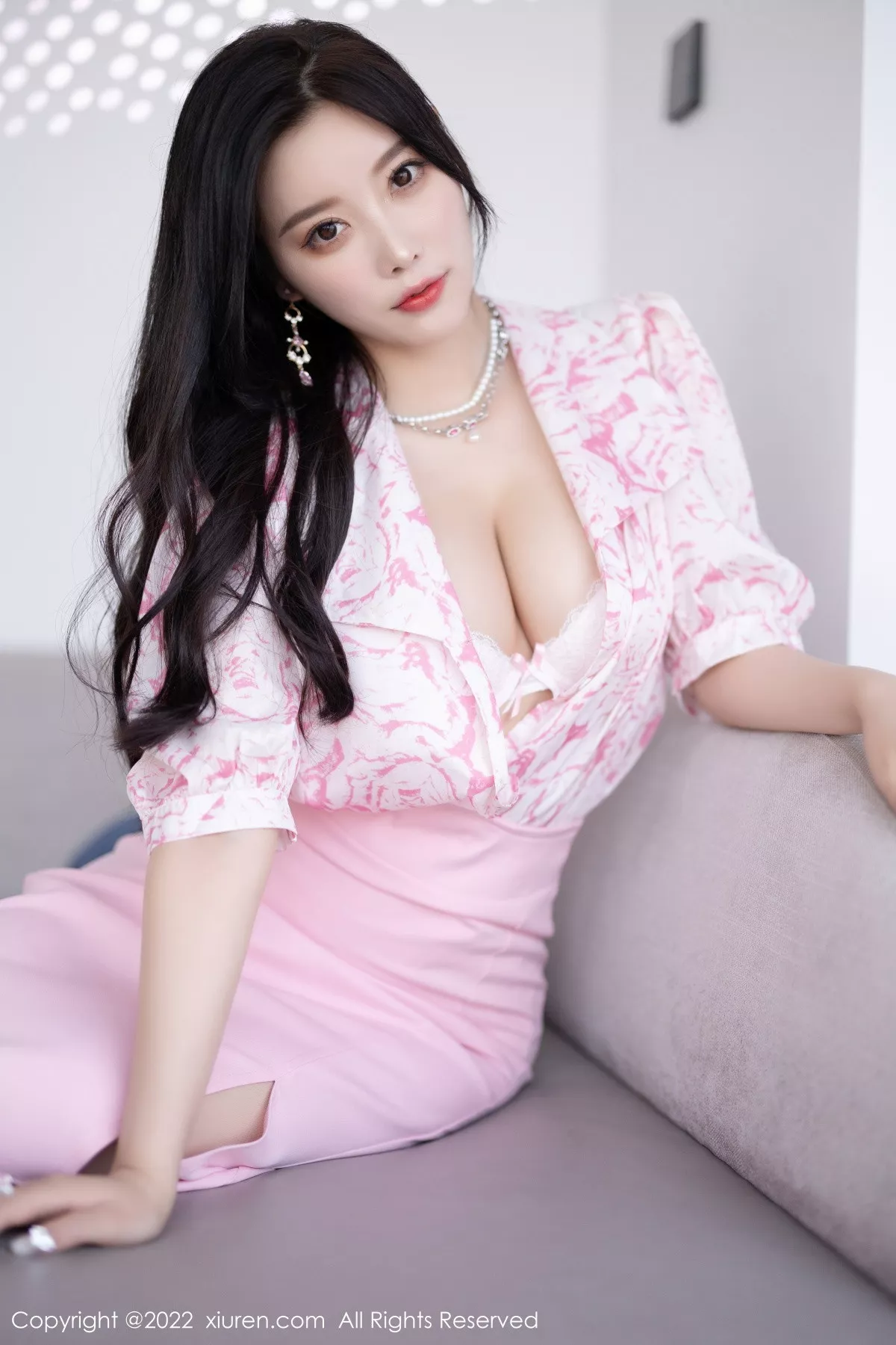 XiuRen第5927期_女神杨晨晨Yome脱性感粉色上衣露白色内衣秀丰腴身材诱惑写真87P