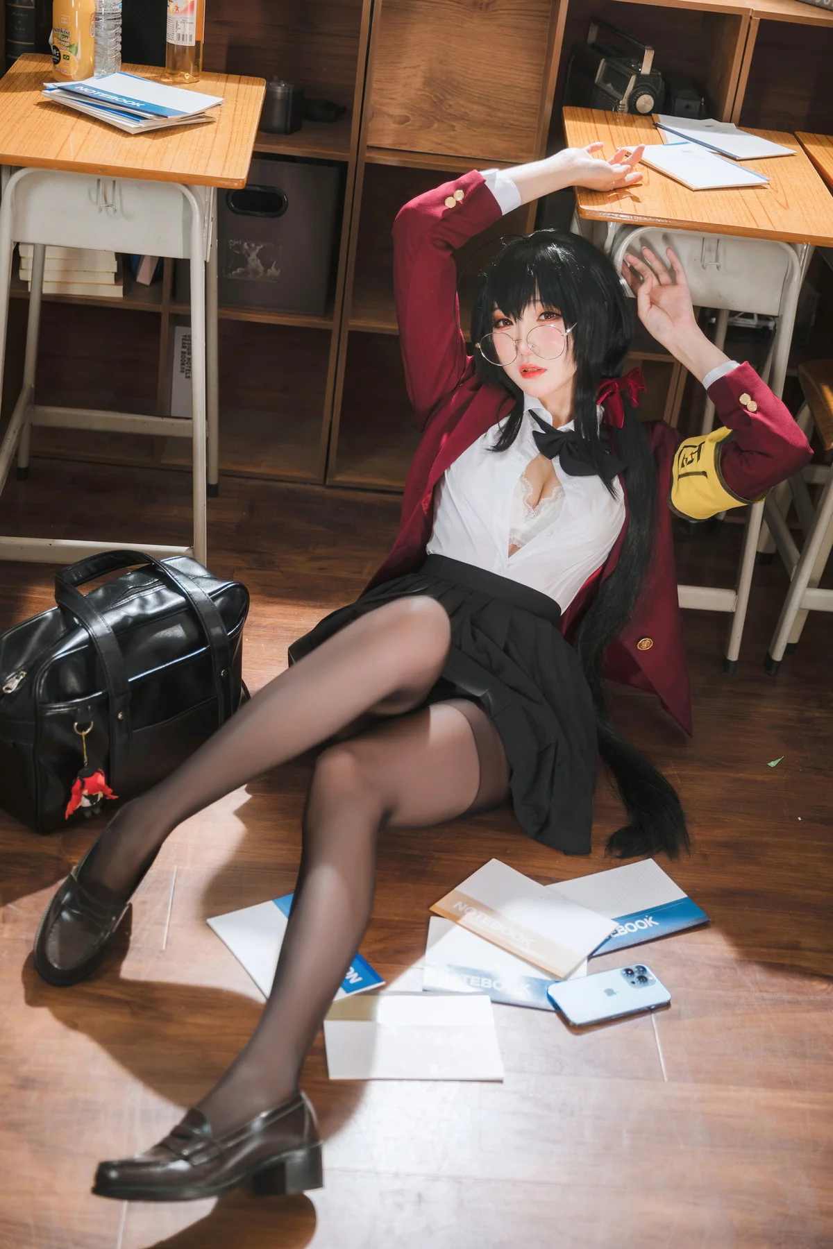 Coser美女瓜希酱大凤JK主题性感白T配黑短裙半脱露蕾丝内衣超薄黑丝诱惑写真30P