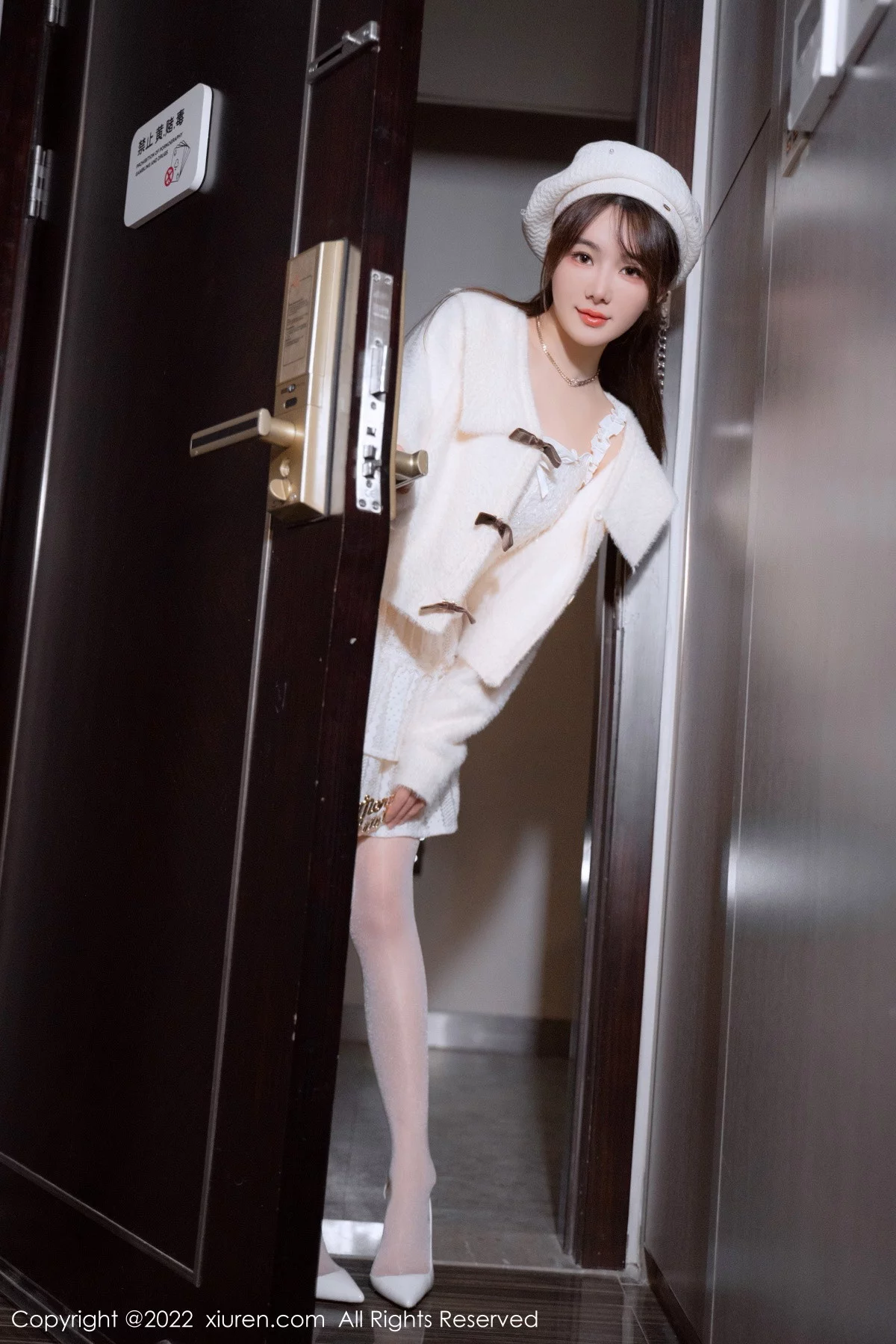 XiuRen第6025期_模特婠婠么性感白色毛线上衣配白短裙秀曼妙身姿完美诱惑写真68P