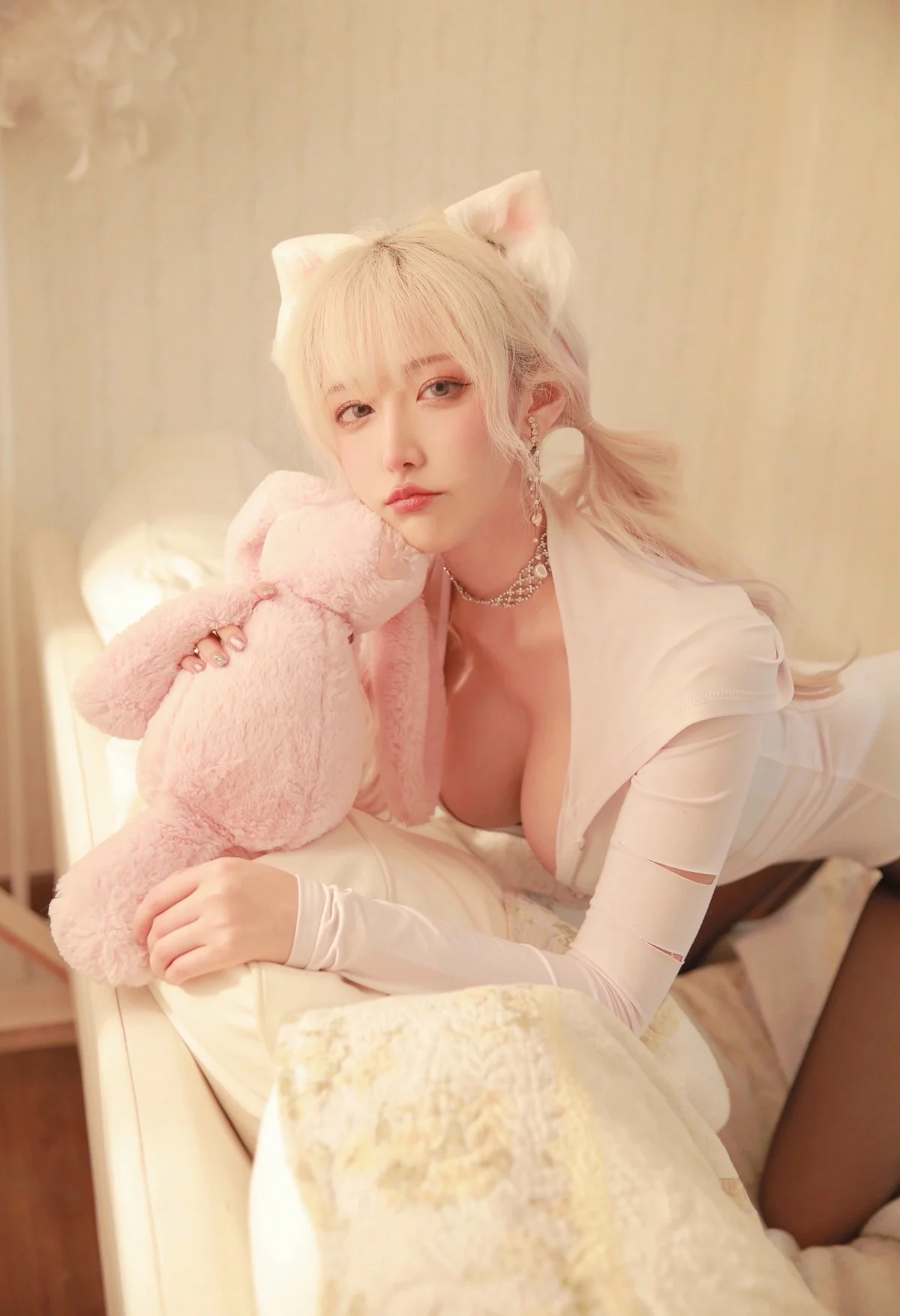 人气Coser啾小妍VIP主题私房性感白色低胸连体衣配超薄黑丝秀豪乳翘臀诱惑写真35P