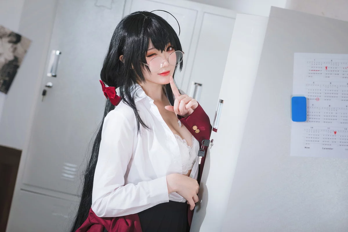 Coser美女瓜希酱大凤JK主题性感白T配黑短裙半脱露蕾丝内衣超薄黑丝诱惑写真30P