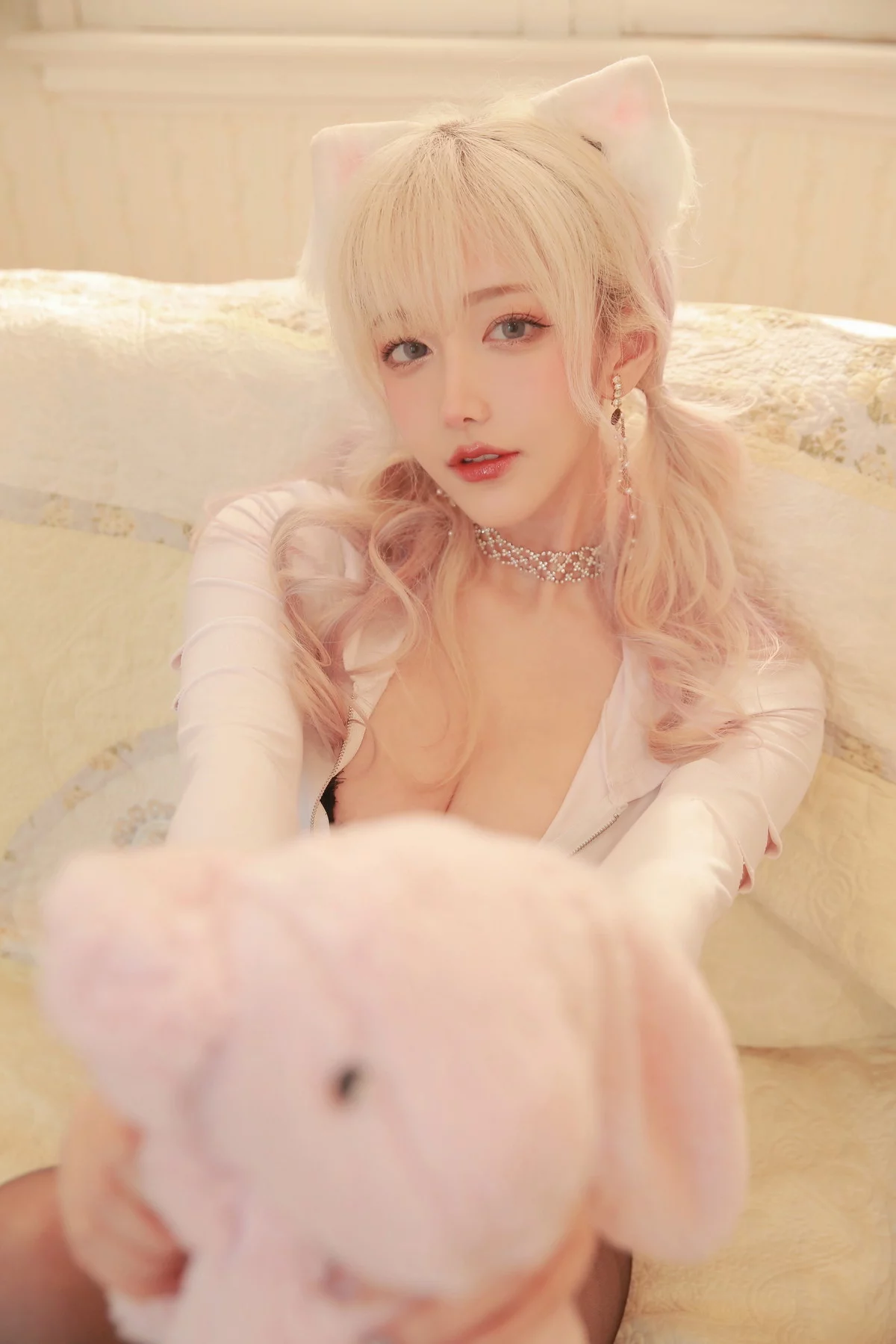 人气Coser啾小妍VIP主题私房性感白色低胸连体衣配超薄黑丝秀豪乳翘臀诱惑写真35P