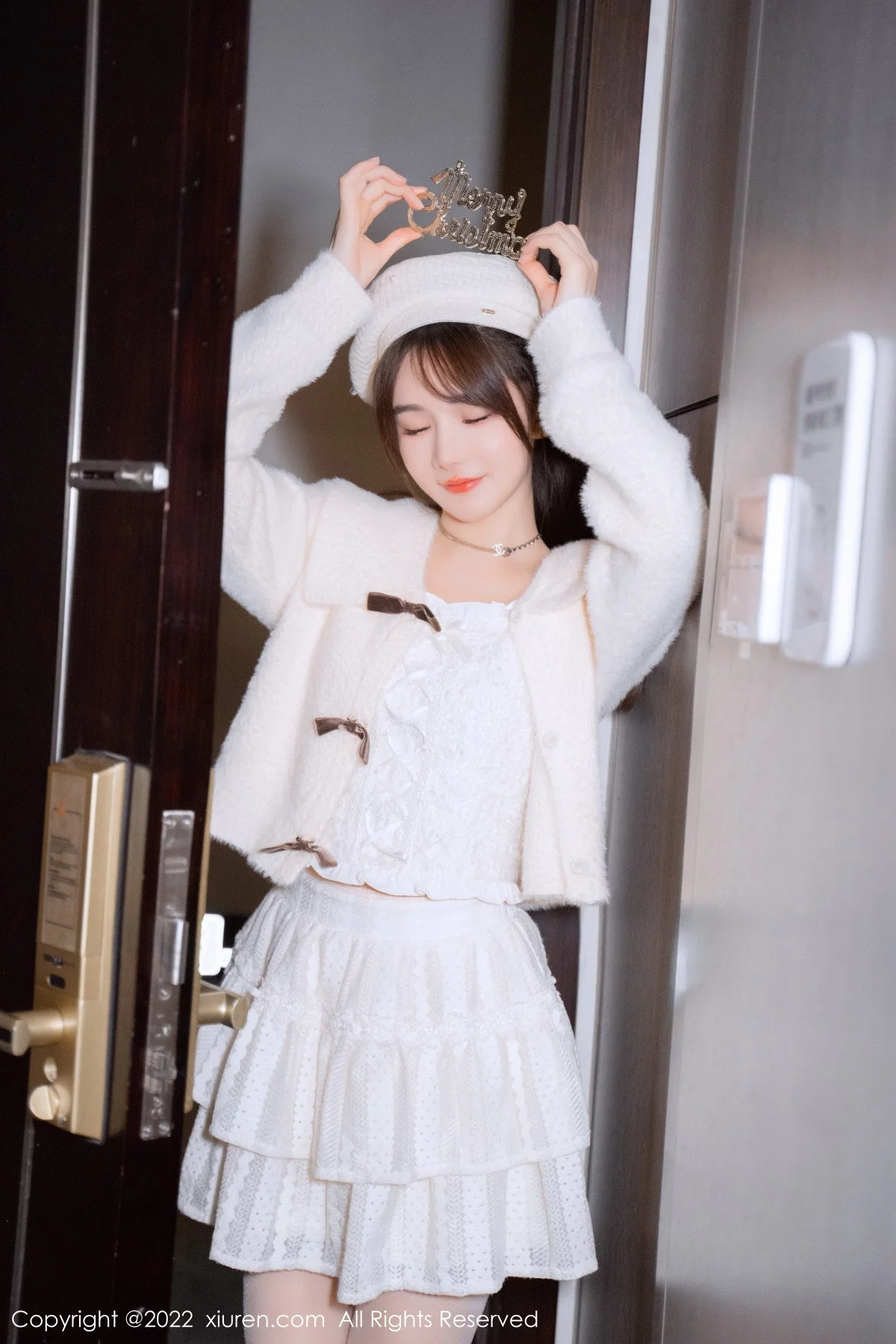 XiuRen第6025期_模特婠婠么性感白色毛线上衣配白短裙秀曼妙身姿完美诱惑写真68P