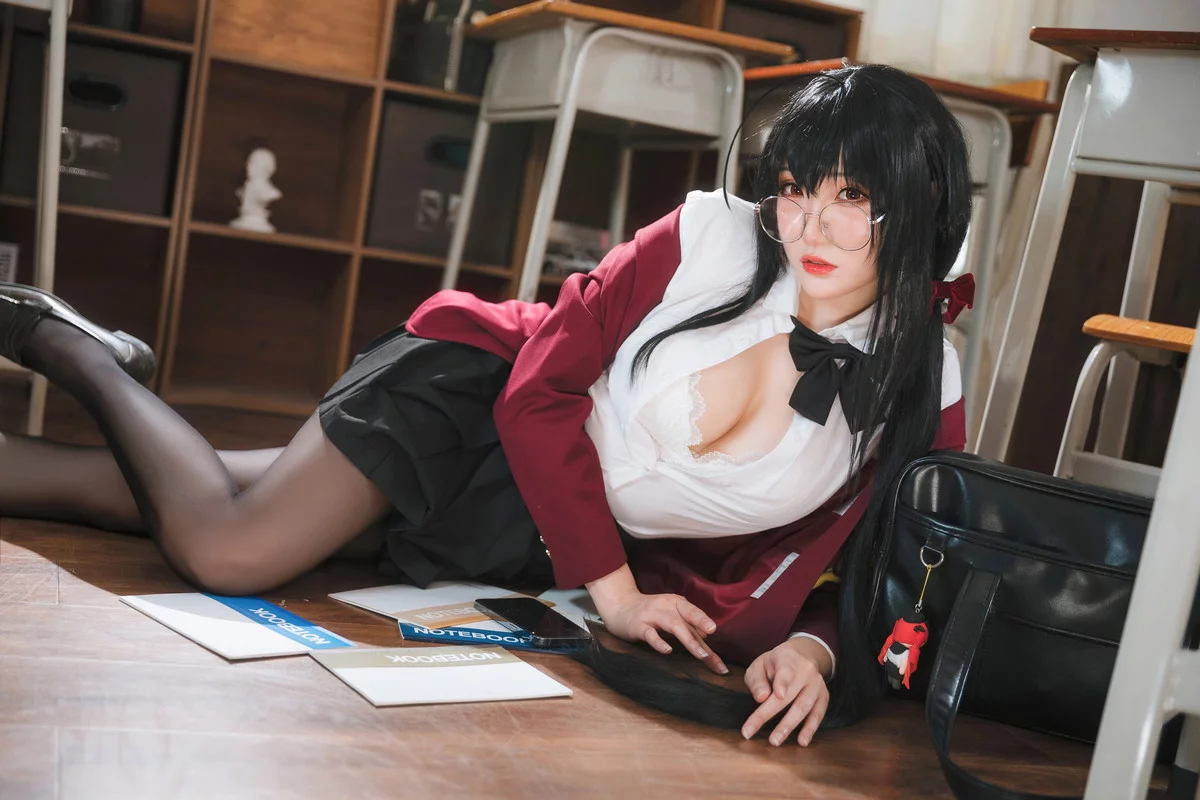 Coser美女瓜希酱大凤JK主题性感白T配黑短裙半脱露蕾丝内衣超薄黑丝诱惑写真30P