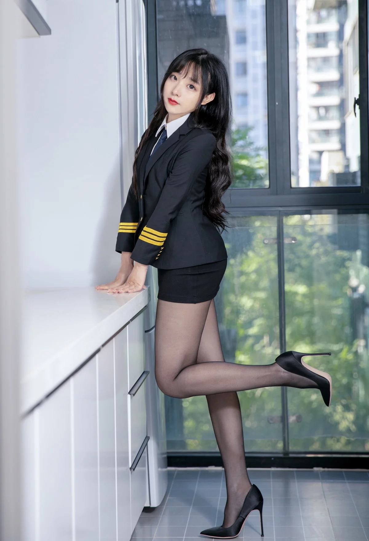 网络美女豪歌制服授课的诱惑主题黑色海军制服配开档黑丝秀翘臀美腿诱惑写真41P