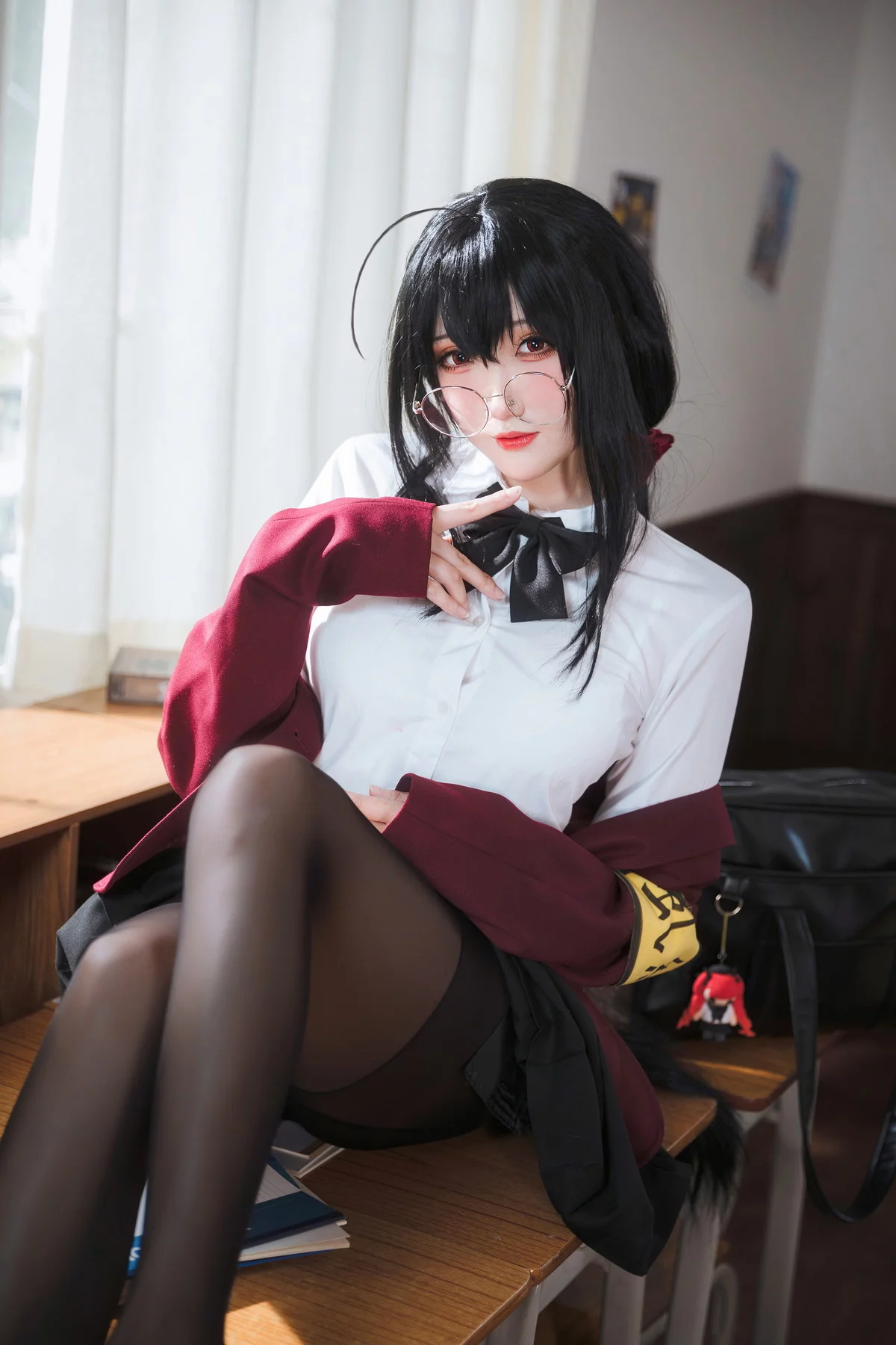 Coser美女瓜希酱大凤JK主题性感白T配黑短裙半脱露蕾丝内衣超薄黑丝诱惑写真30P