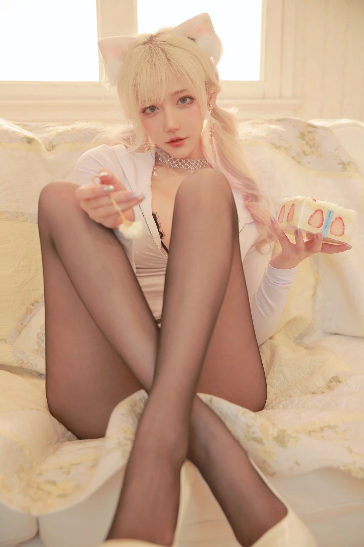 人气Coser啾小妍VIP主题私房性感白色低胸连体衣配超薄黑丝秀豪乳翘臀诱惑写真35P