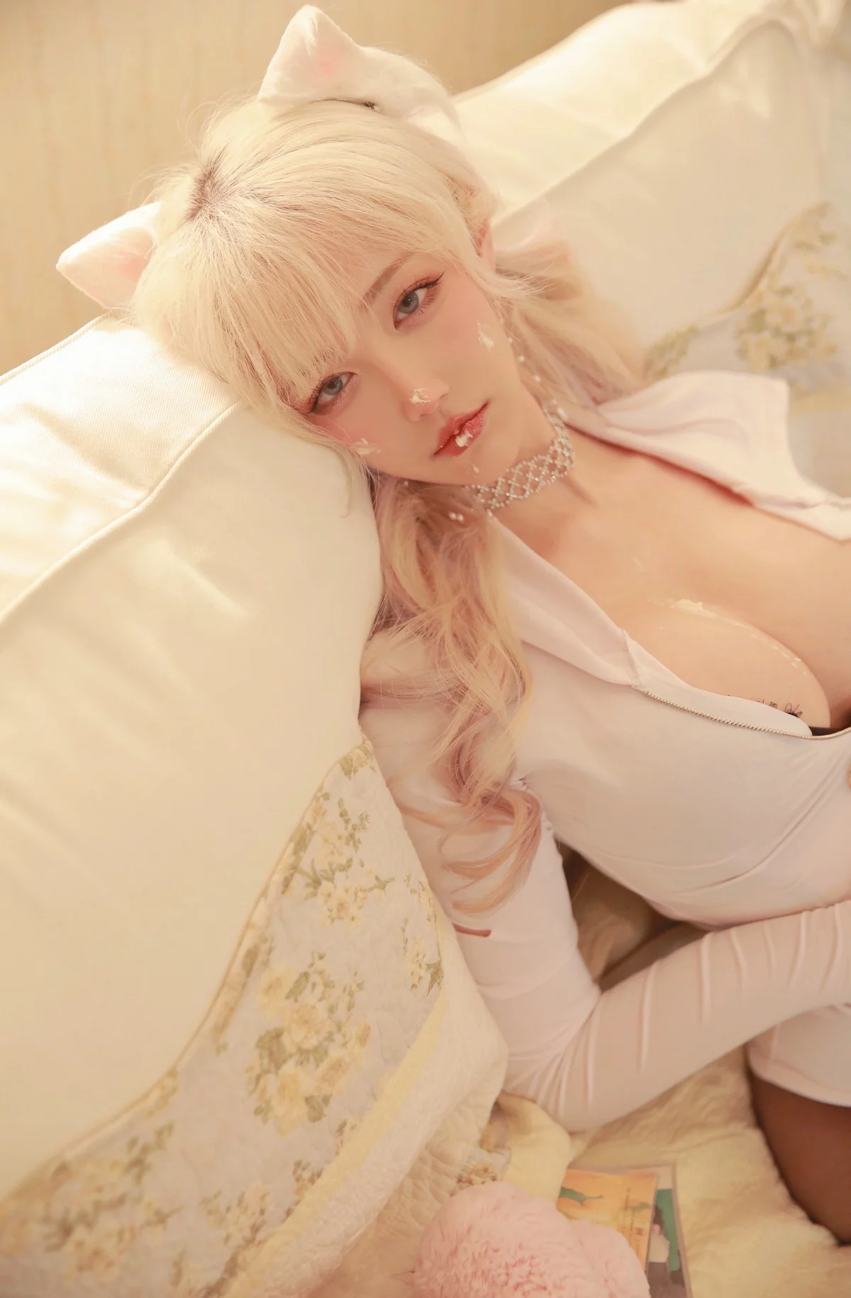 人气Coser啾小妍VIP主题私房性感白色低胸连体衣配超薄黑丝秀豪乳翘臀诱惑写真35P