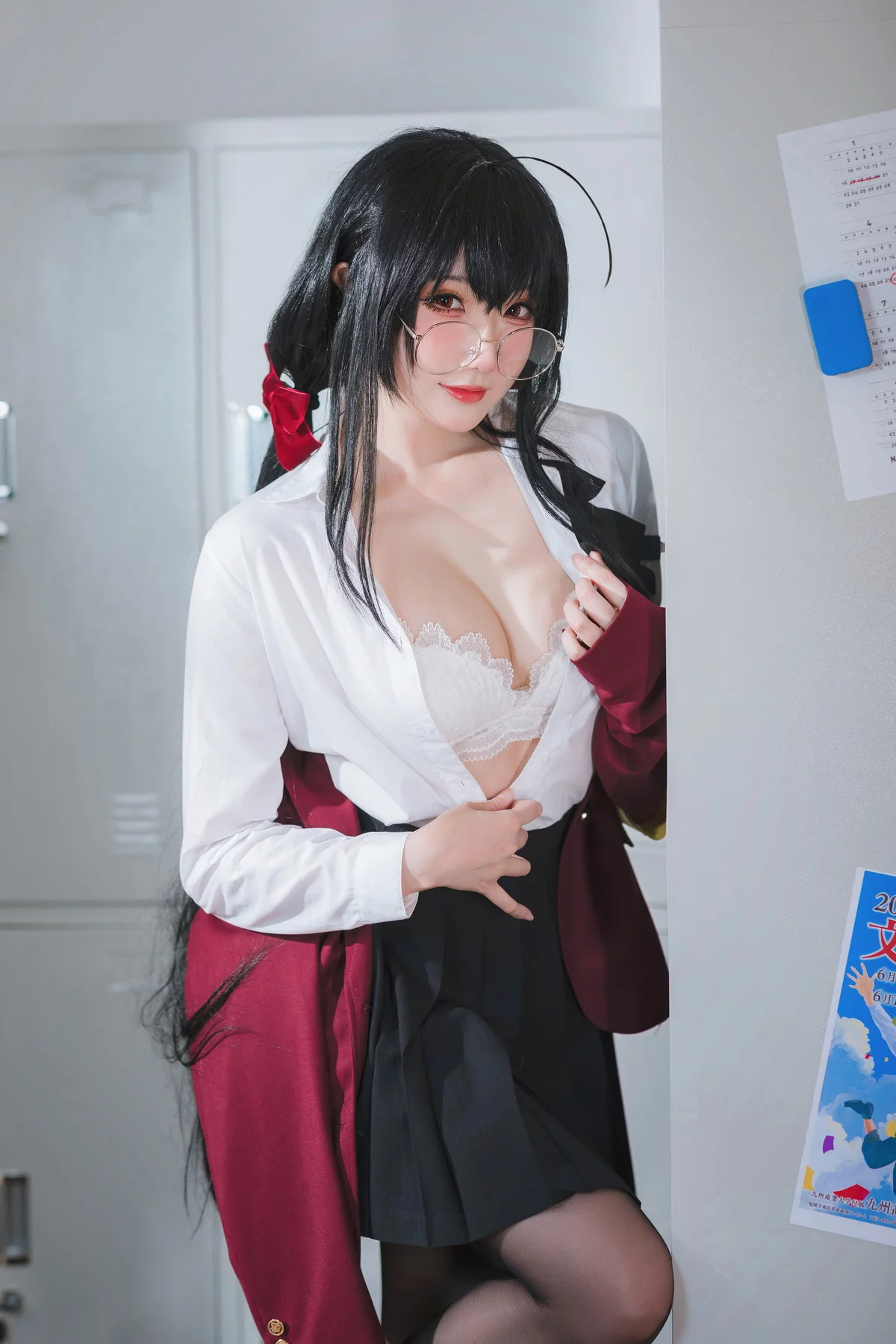 Coser美女瓜希酱大凤JK主题性感白T配黑短裙半脱露蕾丝内衣超薄黑丝诱惑写真30P