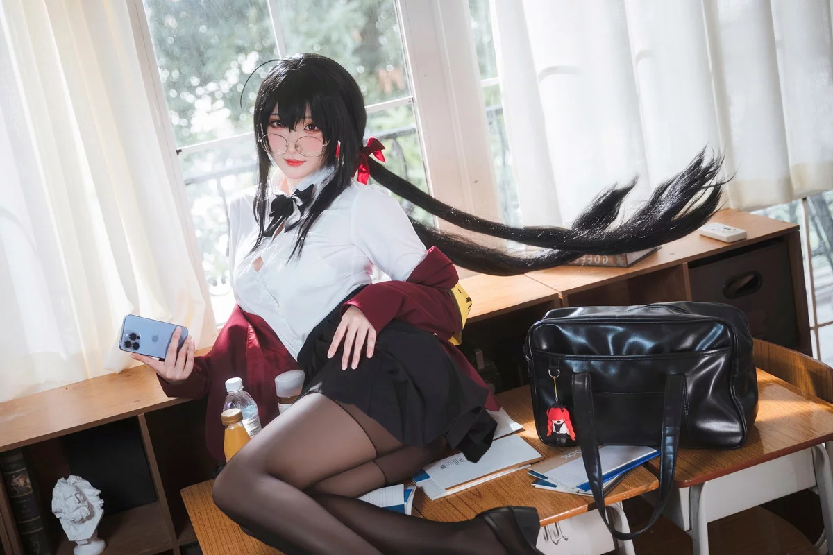Coser美女瓜希酱大凤JK主题性感白T配黑短裙半脱露蕾丝内衣超薄黑丝诱惑写真30P