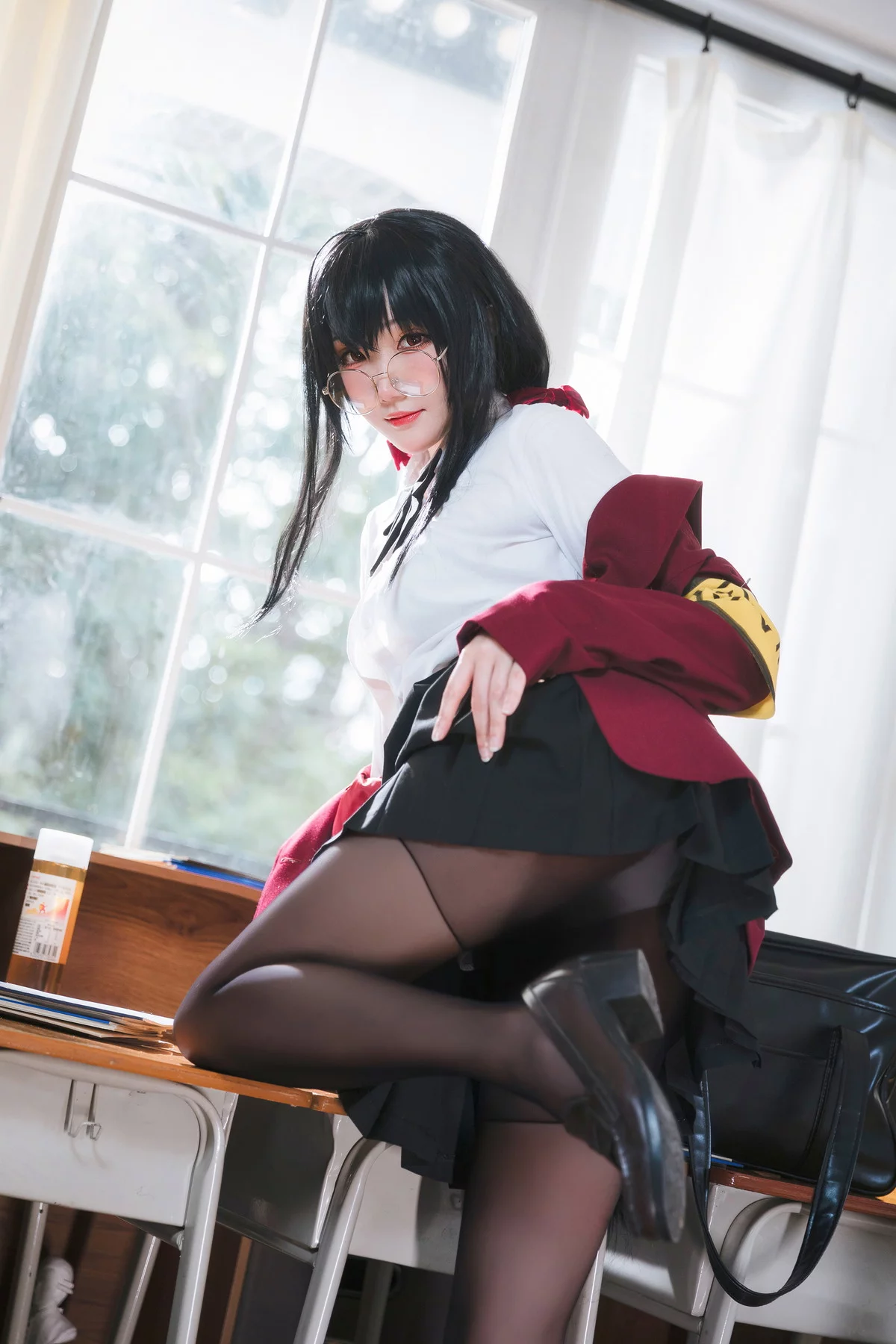 Coser美女瓜希酱大凤JK主题性感白T配黑短裙半脱露蕾丝内衣超薄黑丝诱惑写真30P