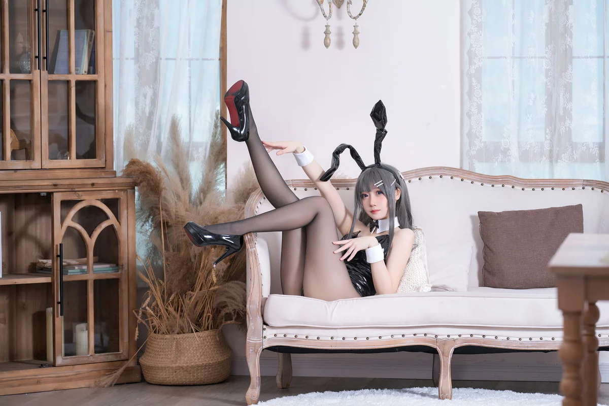 网络美女焖焖碳麻衣学姐兔女郎主题黑色皮质连体内衣配黑丝裤袜迷人诱惑写真32P
