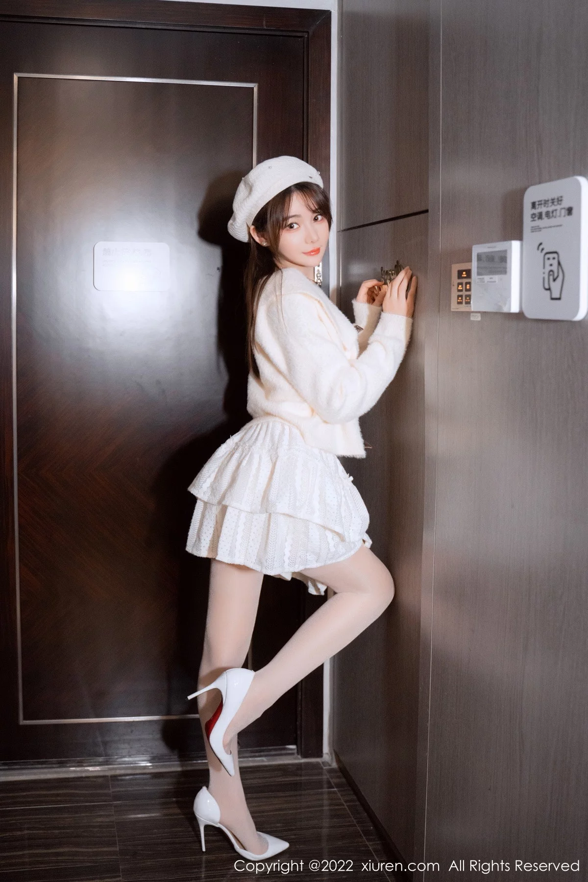 XiuRen第6025期_模特婠婠么性感白色毛线上衣配白短裙秀曼妙身姿完美诱惑写真68P