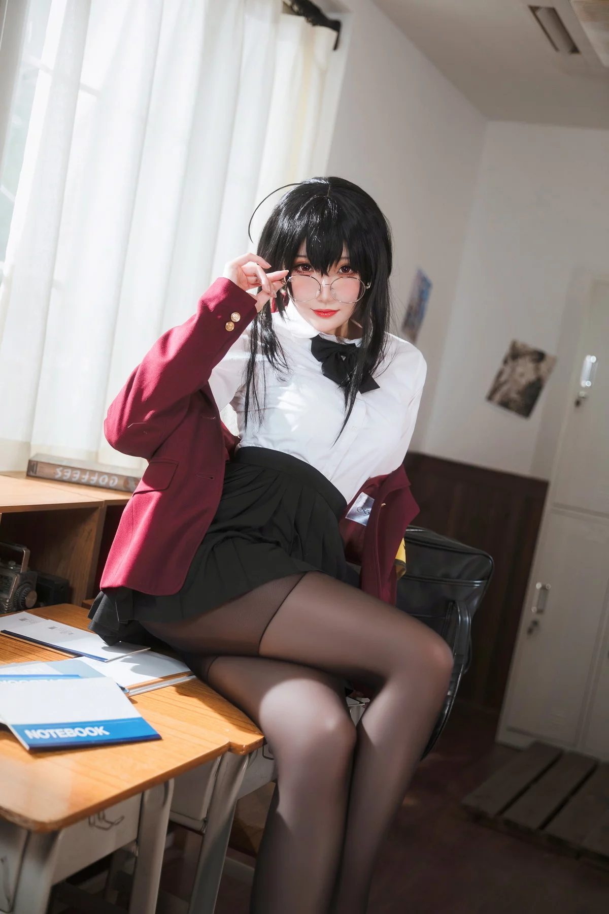 Coser美女瓜希酱大凤JK主题性感白T配黑短裙半脱露蕾丝内衣超薄黑丝诱惑写真30P