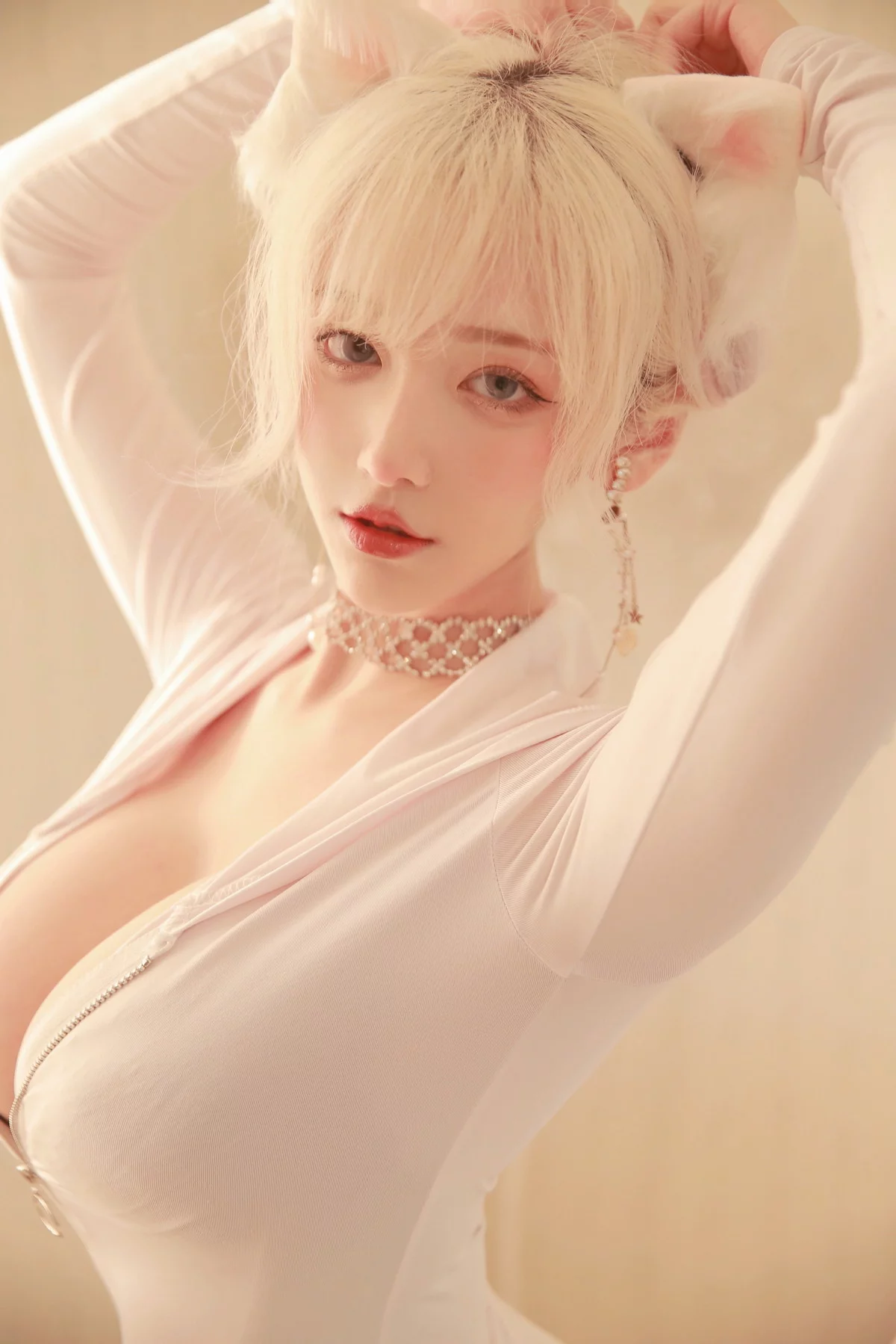 人气Coser啾小妍VIP主题私房性感白色低胸连体衣配超薄黑丝秀豪乳翘臀诱惑写真35P