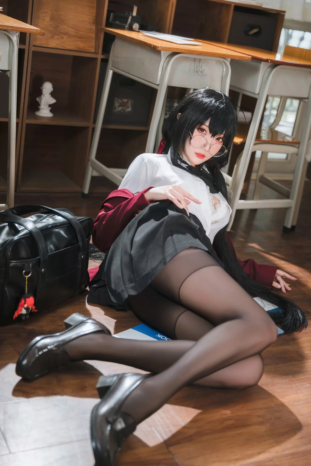 Coser美女瓜希酱大凤JK主题性感白T配黑短裙半脱露蕾丝内衣超薄黑丝诱惑写真30P