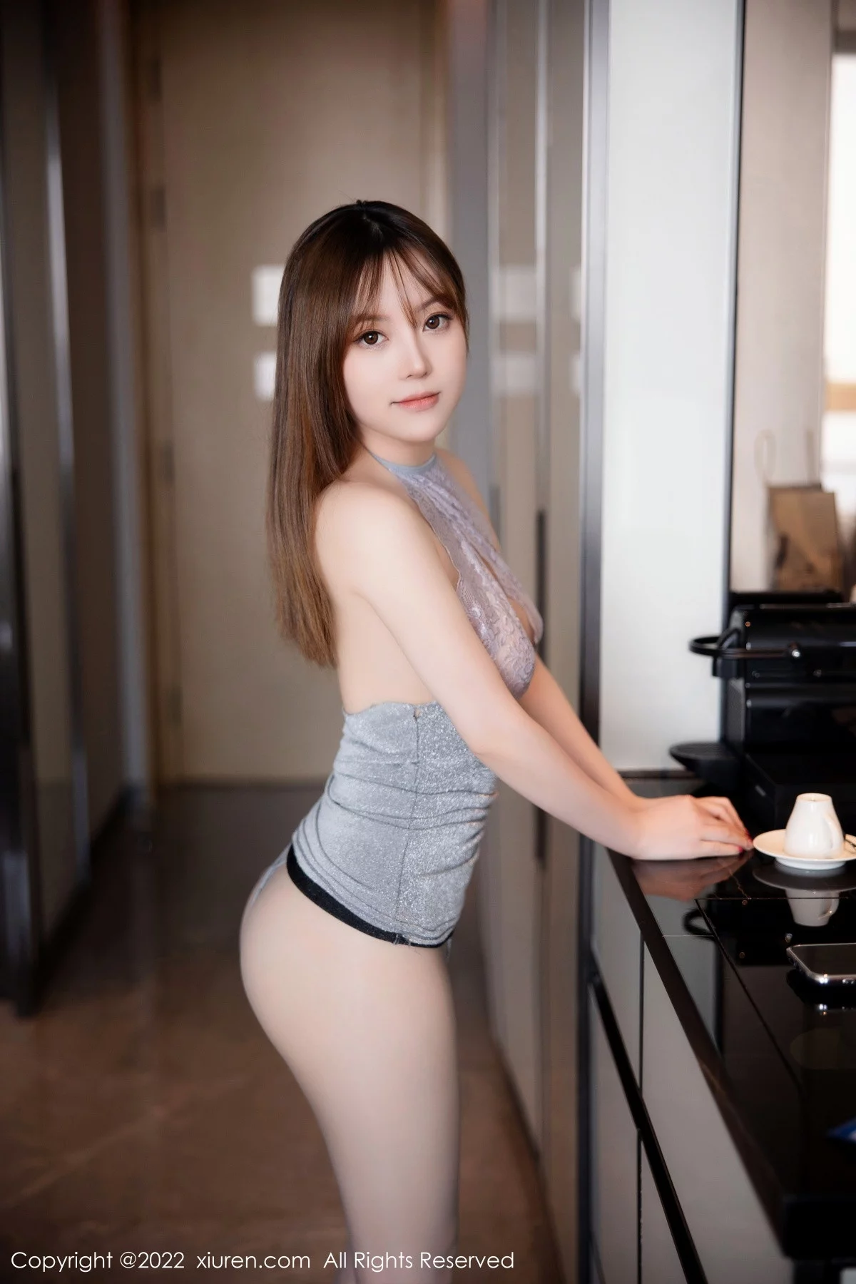 XiuRen第6062期_模特豆瓣酱灰色轻透薄纱吊裙配灰丝袜秀丰满身材惹火诱惑写真75P