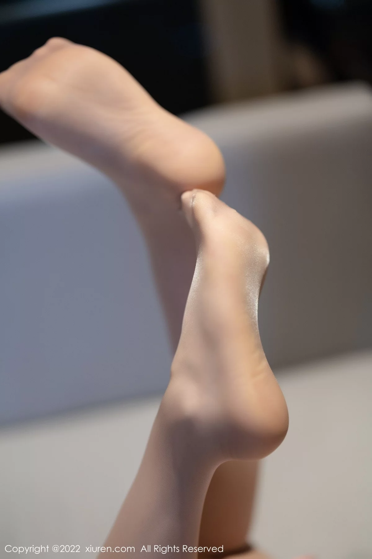 XiuRen第6071期_女神徐莉芝Booty私房半脱金色吊带长裙露粉色蕾丝内衣诱惑写真75P