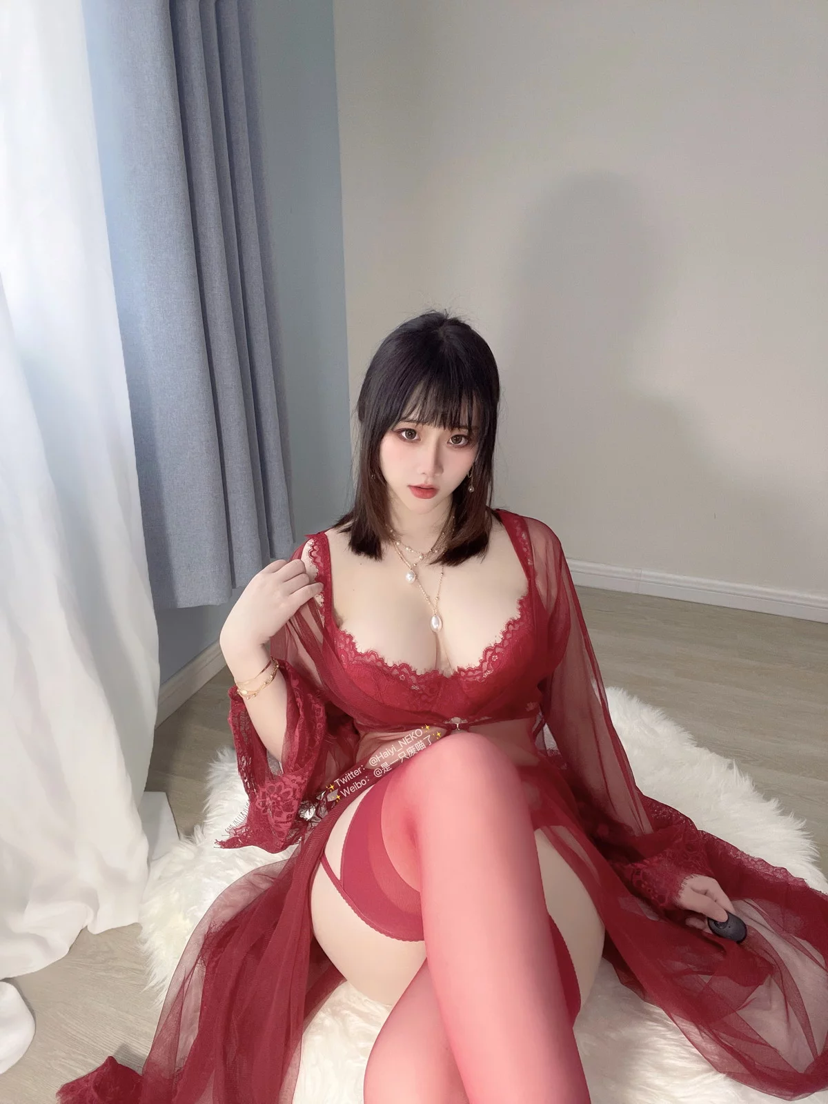 Coser美女是一只废喵了六月Fantia合集主题红色薄纱服饰露蕾丝内衣诱惑写真55P