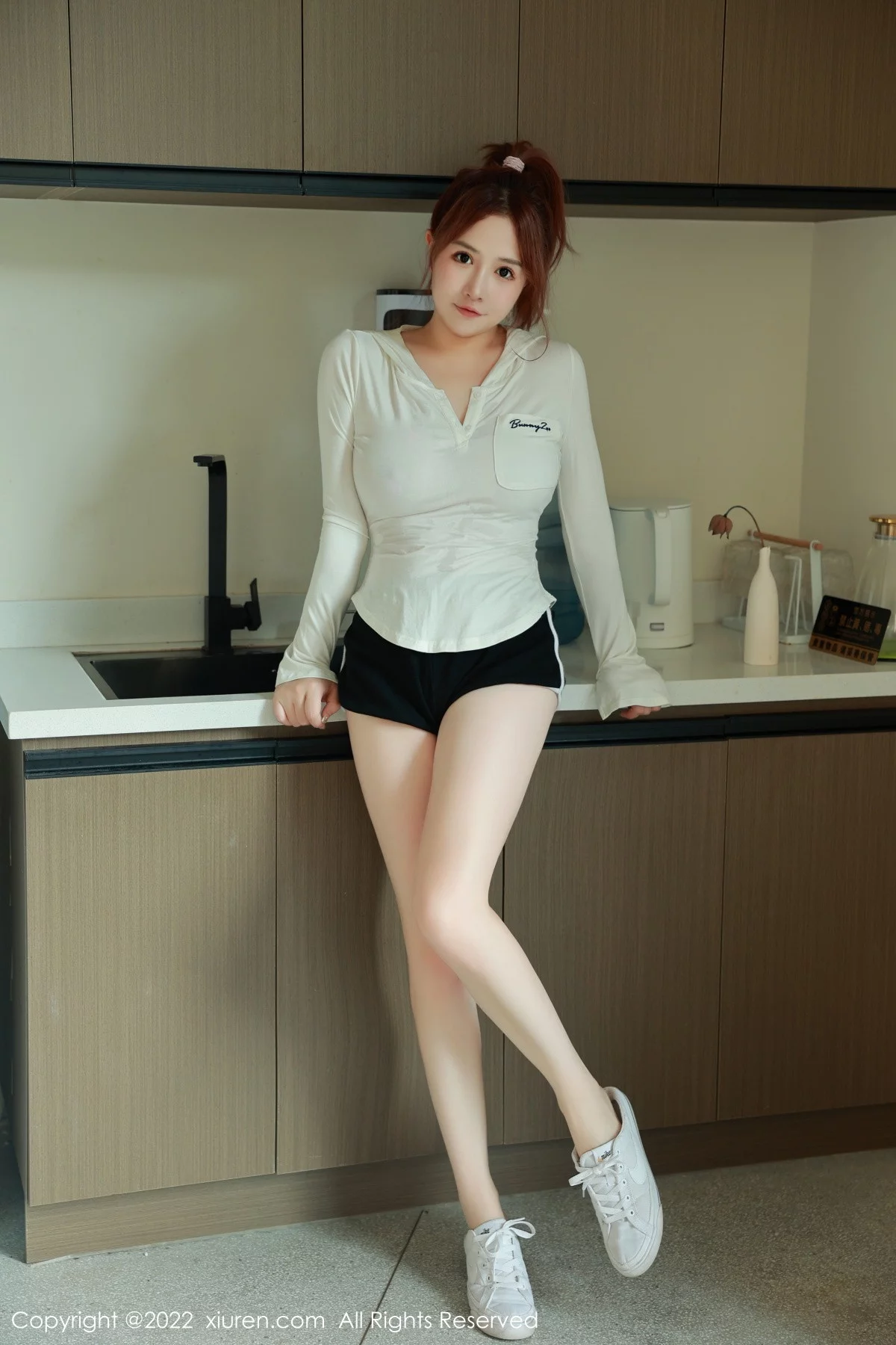 XiuRen第6067期_模特养乐多DoDo性感白T恤配黑色内衣半脱秀完美身材诱惑写真57P