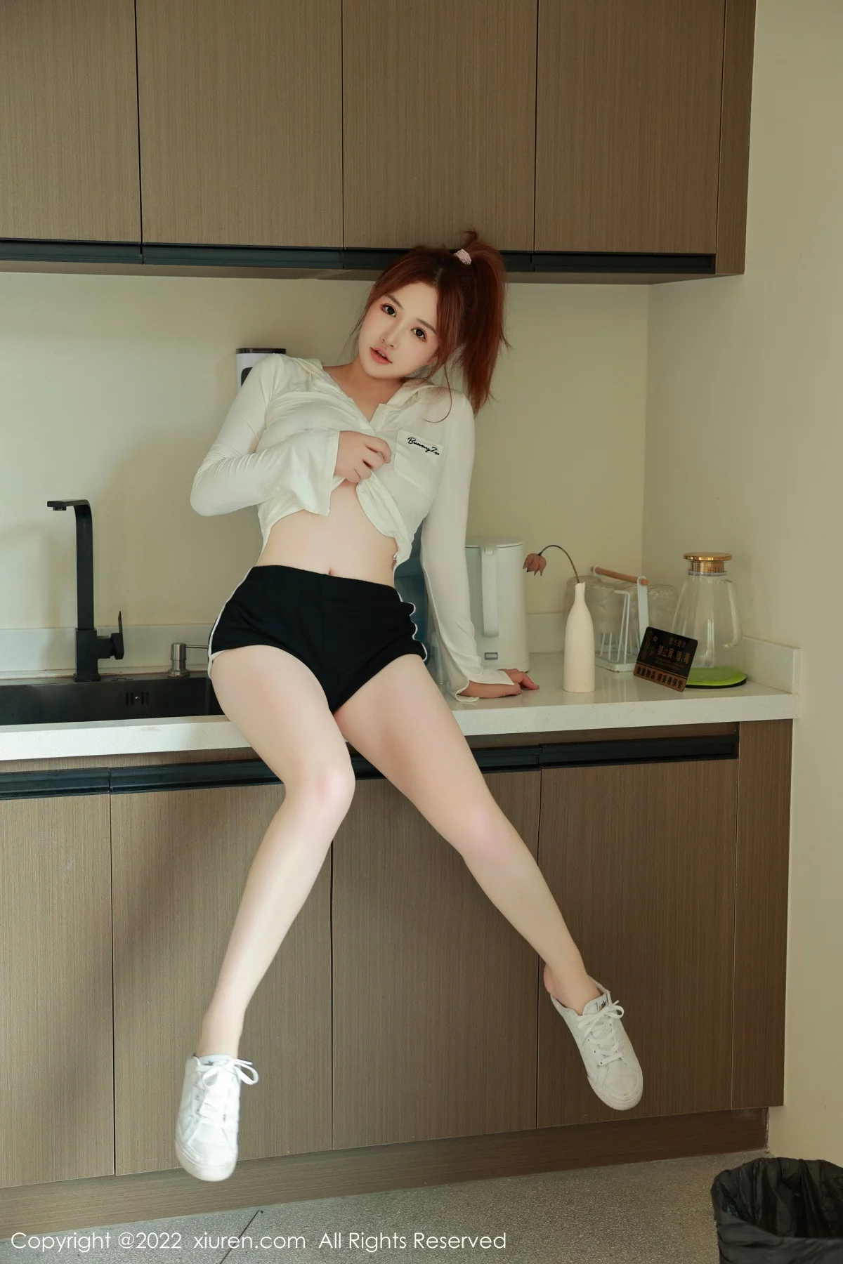 XiuRen第6067期_模特养乐多DoDo性感白T恤配黑色内衣半脱秀完美身材诱惑写真57P