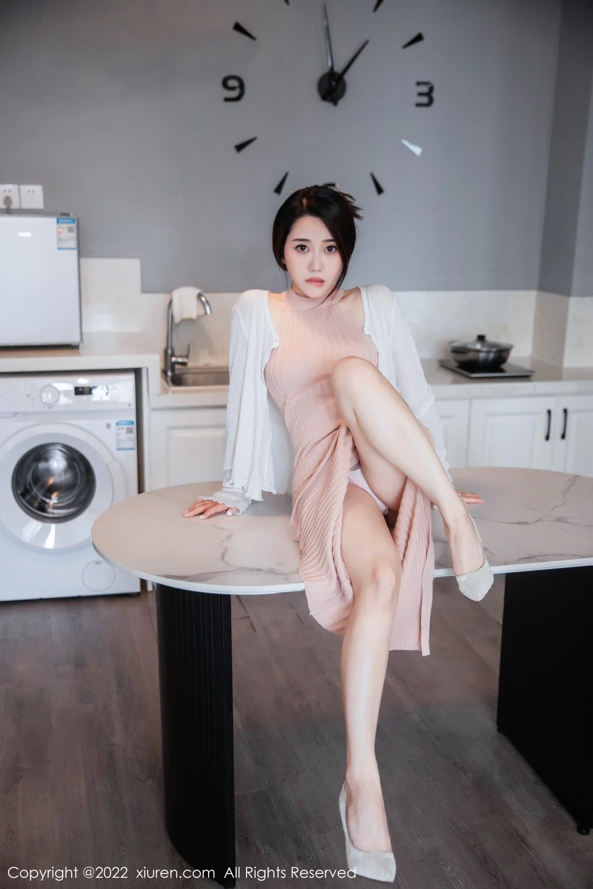 XiuRen第6066期_模特严利娅Yuliya性感粉色开叉连衣长裙秀白嫩美腿撩人诱惑写真55P