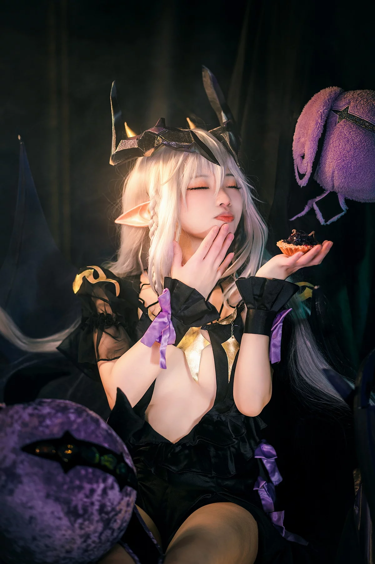 Coser美女伊喵君四叶草剧场法芙娜主题性感黑色开胸服饰秀白嫩肌肤诱惑写真27P