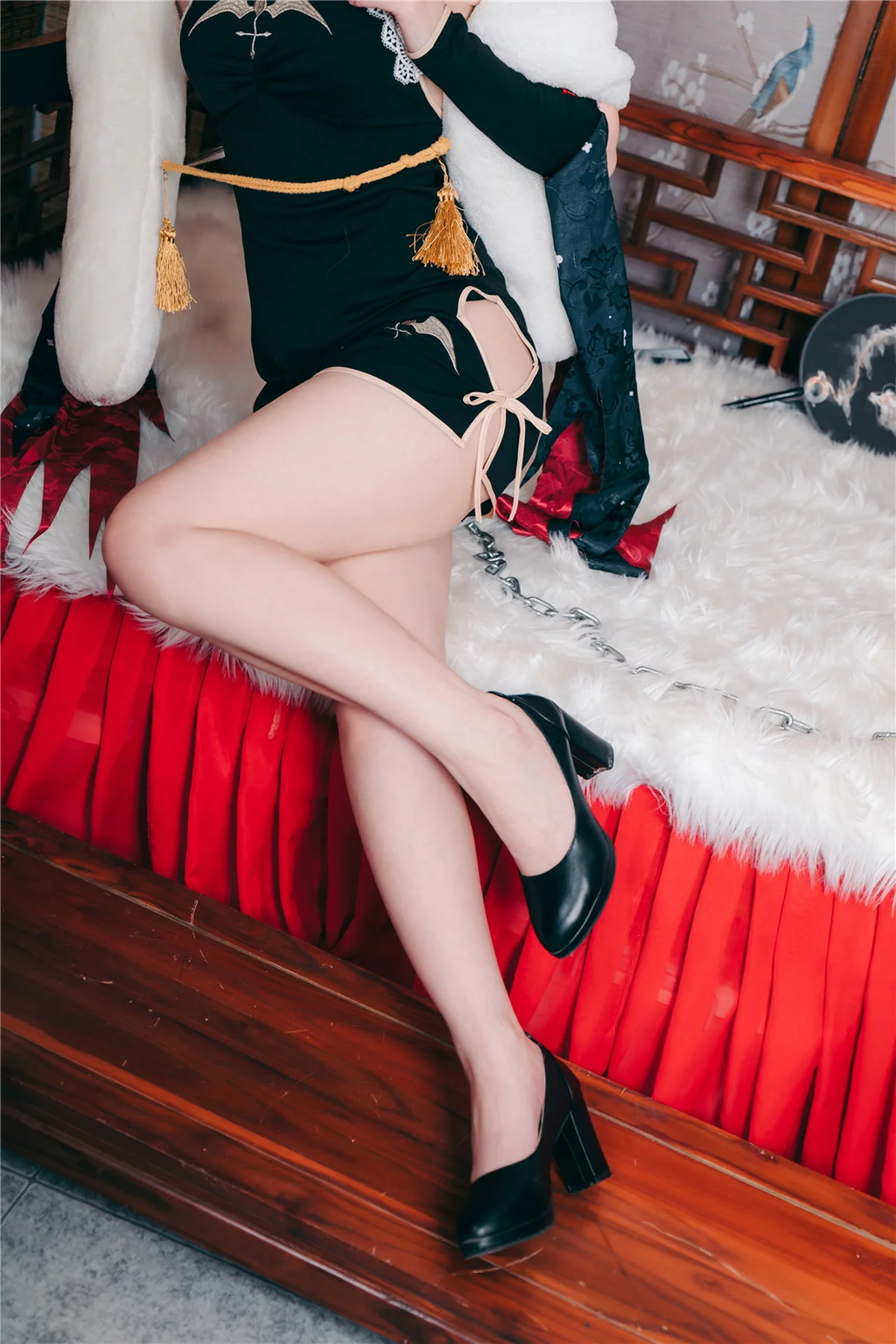 Coser美女桃墨吸血鬼旗袍主题私房性感黑色超短旗袍秀白嫩肌肤迷人诱惑写真40P