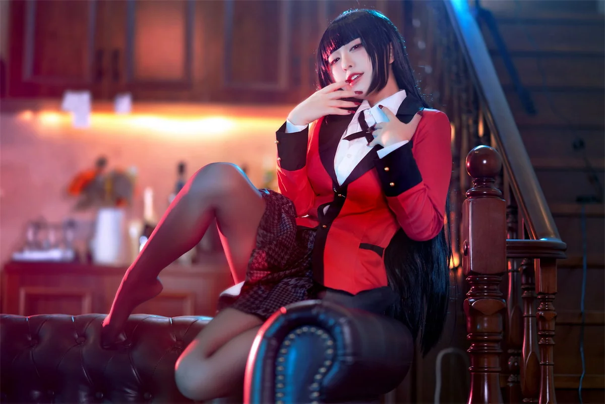 网络美女索索半半子梦子主题性感红色外套配黑短裙露超薄黑丝秀美腿诱惑写真48P
