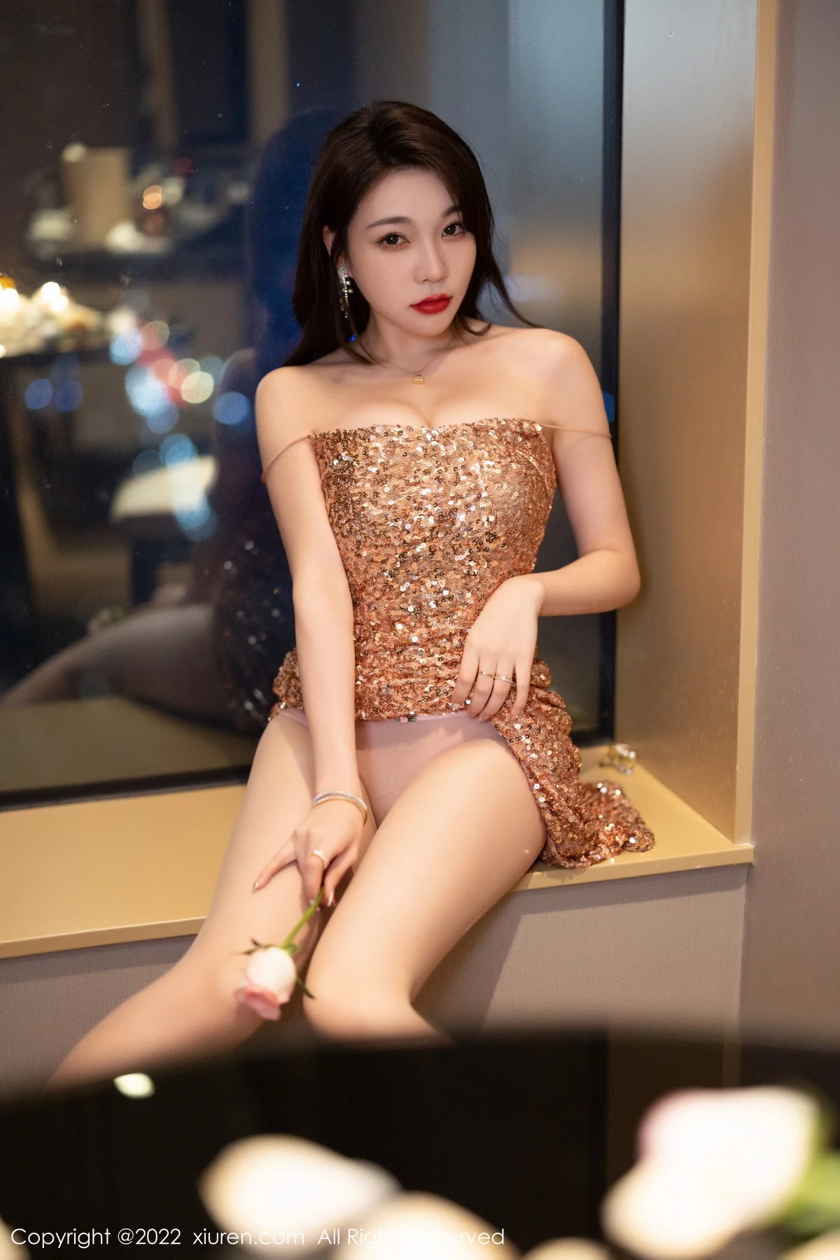 XiuRen第6071期_女神徐莉芝Booty私房半脱金色吊带长裙露粉色蕾丝内衣诱惑写真75P