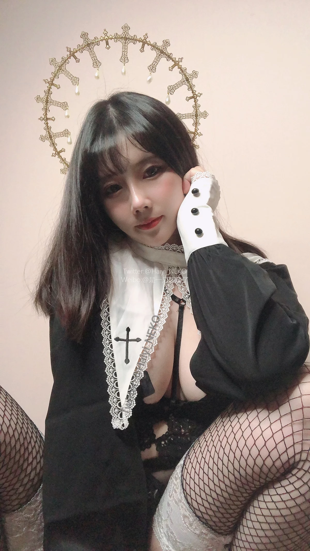 Coser美女是一只废喵了09月图集主题性感女仆装+黑色修女服饰秀豪乳诱惑写真35P