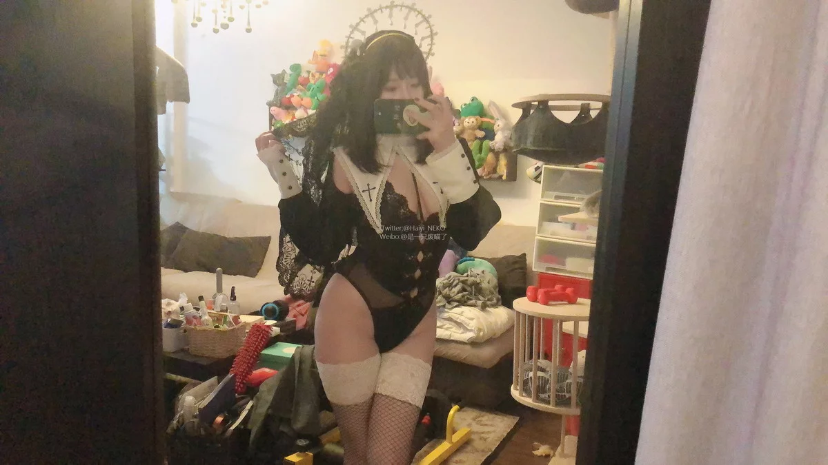 Coser美女是一只废喵了09月图集主题性感女仆装+黑色修女服饰秀豪乳诱惑写真35P