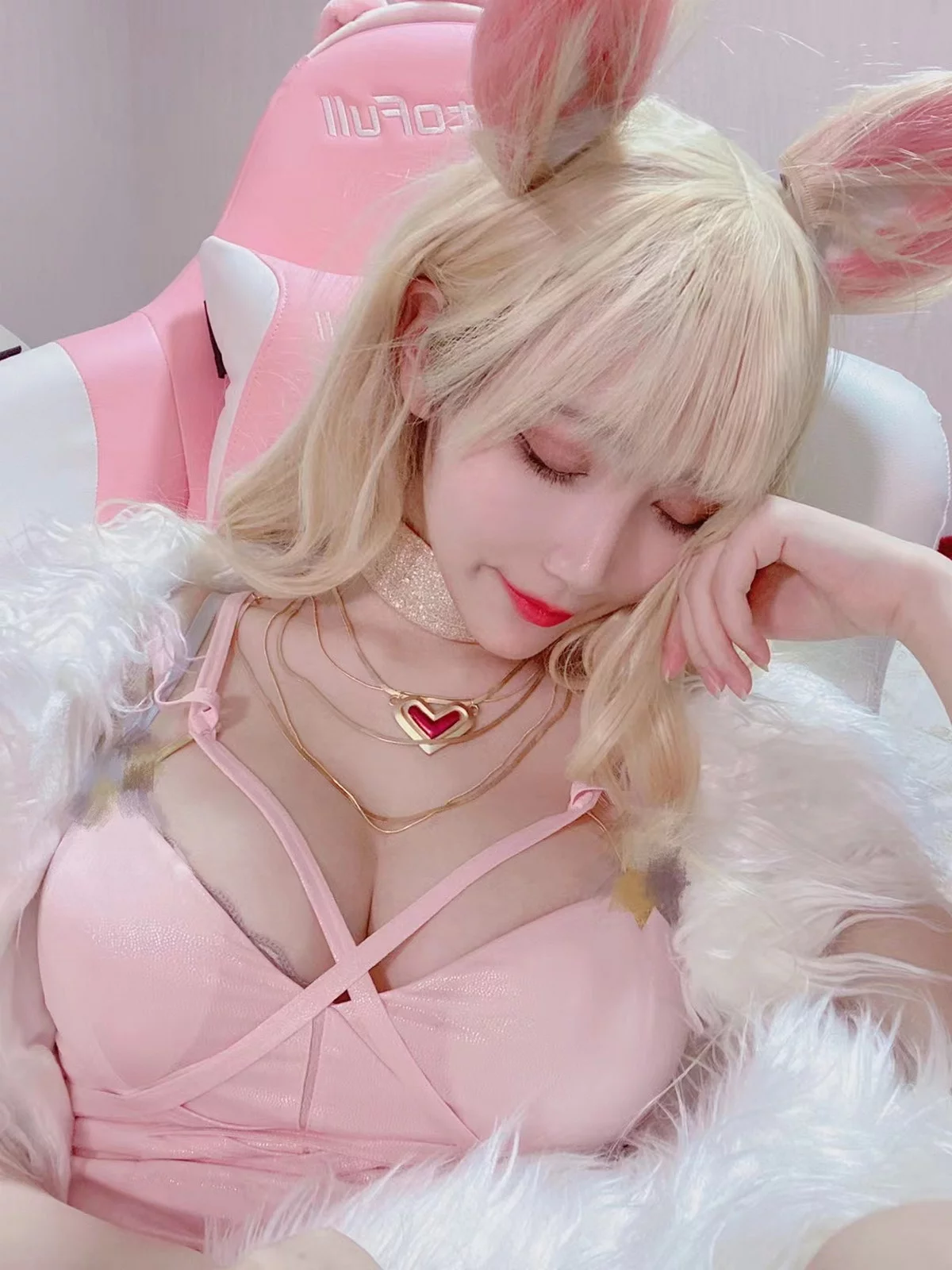 人气Coser啾小妍合集主题私房性感服饰系列秀完美身材翘臀美腿迷人诱惑写真328P