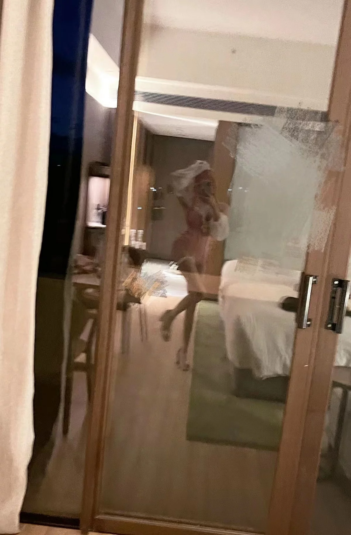 人气Coser啾小妍合集主题私房性感服饰系列秀完美身材翘臀美腿迷人诱惑写真328P