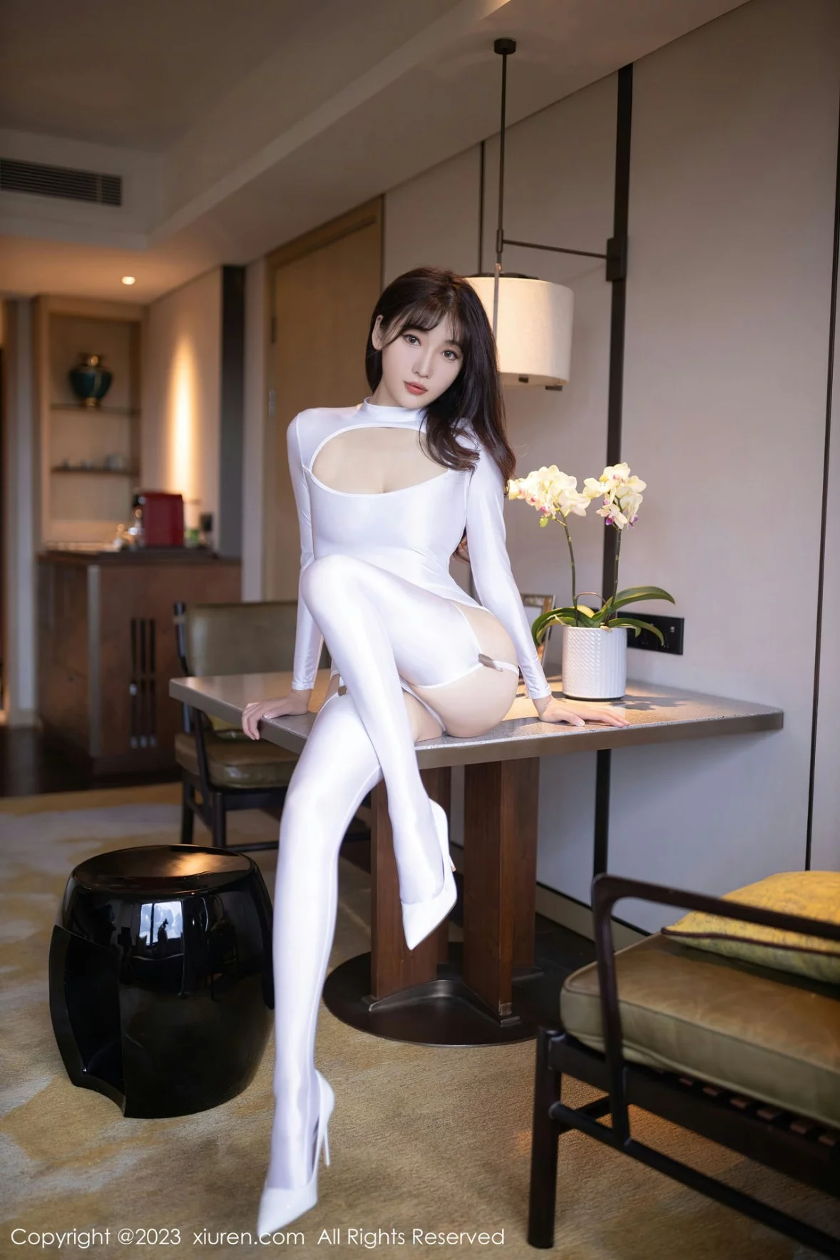 XiuRen第6093期_模特陆萱萱性感白色尼龙紧身衣配白丝吊袜秀完美身材诱惑写真81P