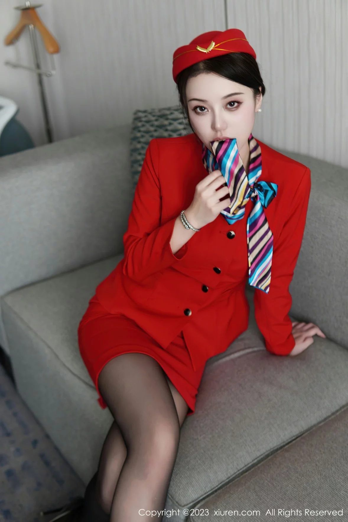XiuRen第6088期_模特米娜MnaL私房脱性感空姐制服露黑色蕾丝内衣撩人诱惑写真72P