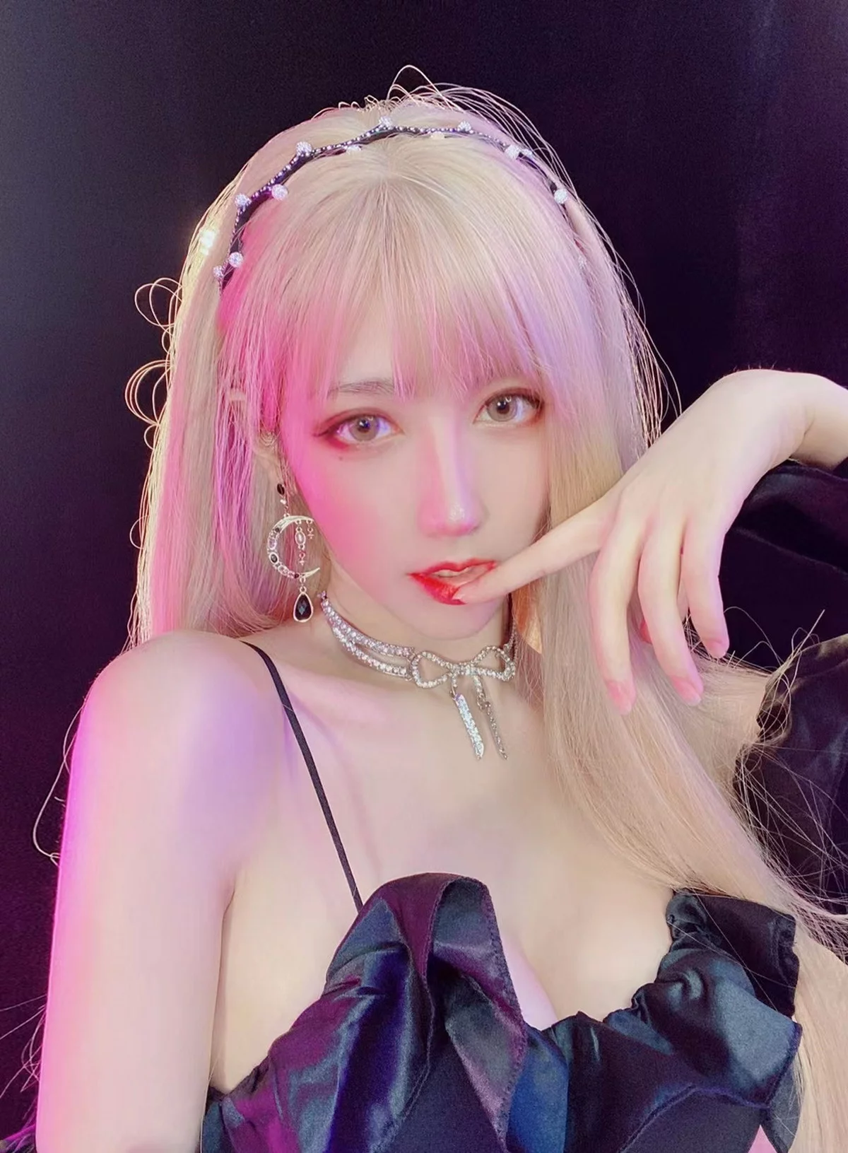 人气Coser啾小妍合集主题私房性感服饰系列秀完美身材翘臀美腿迷人诱惑写真328P