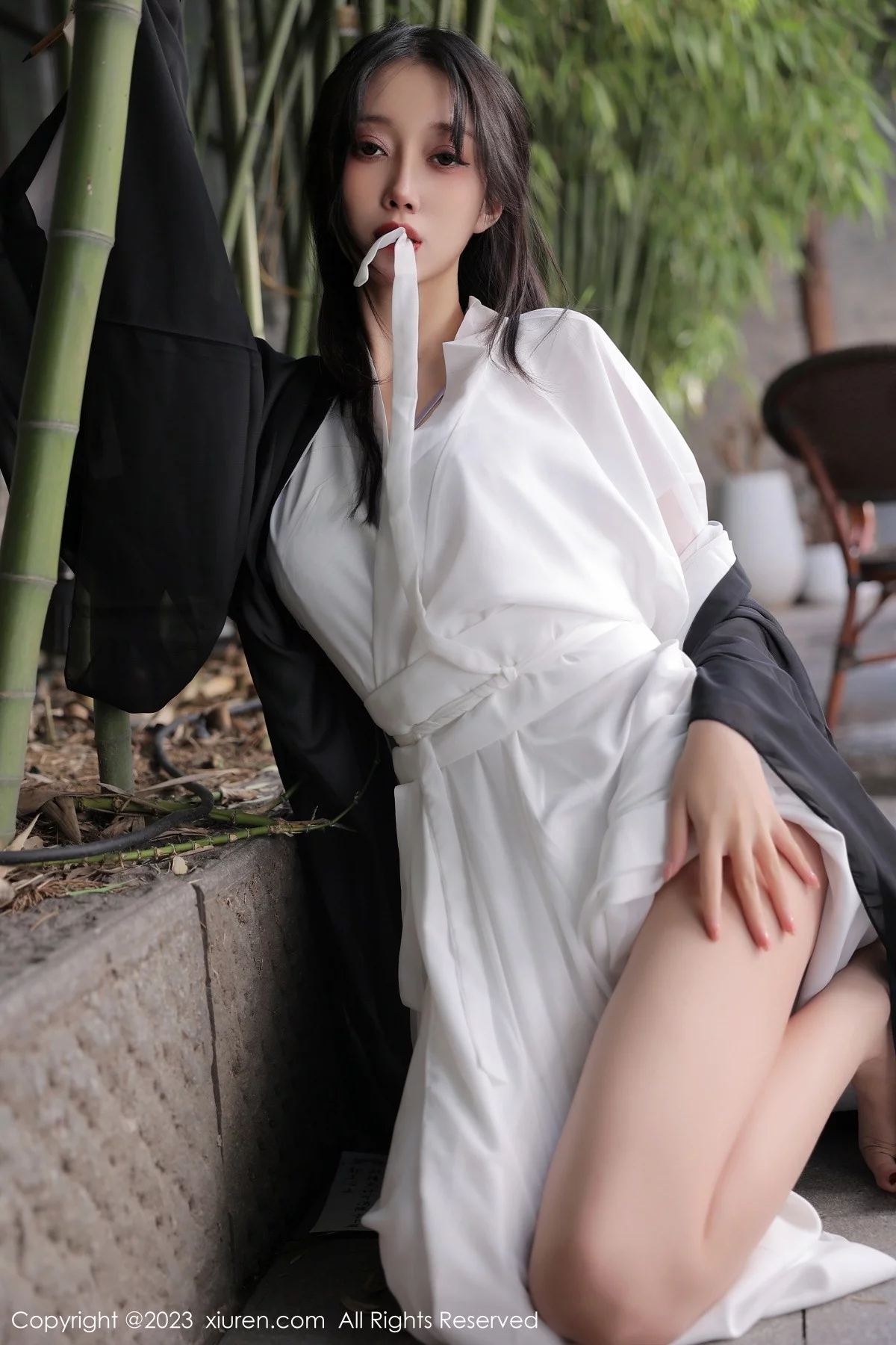 XiuRen第6094期_模特玥儿玥er海南旅拍脱白色古装服饰露性感内衣撩人诱惑写真55P