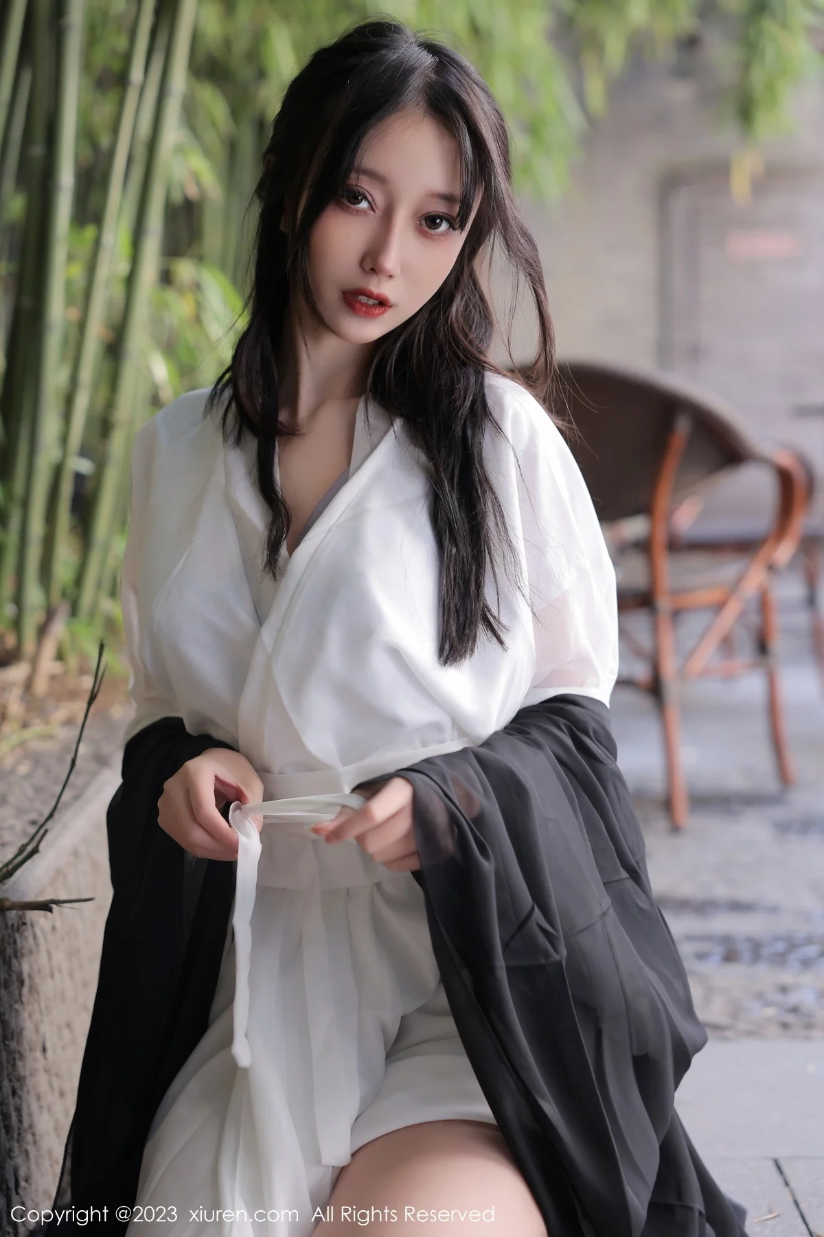 XiuRen第6094期_模特玥儿玥er海南旅拍脱白色古装服饰露性感内衣撩人诱惑写真55P