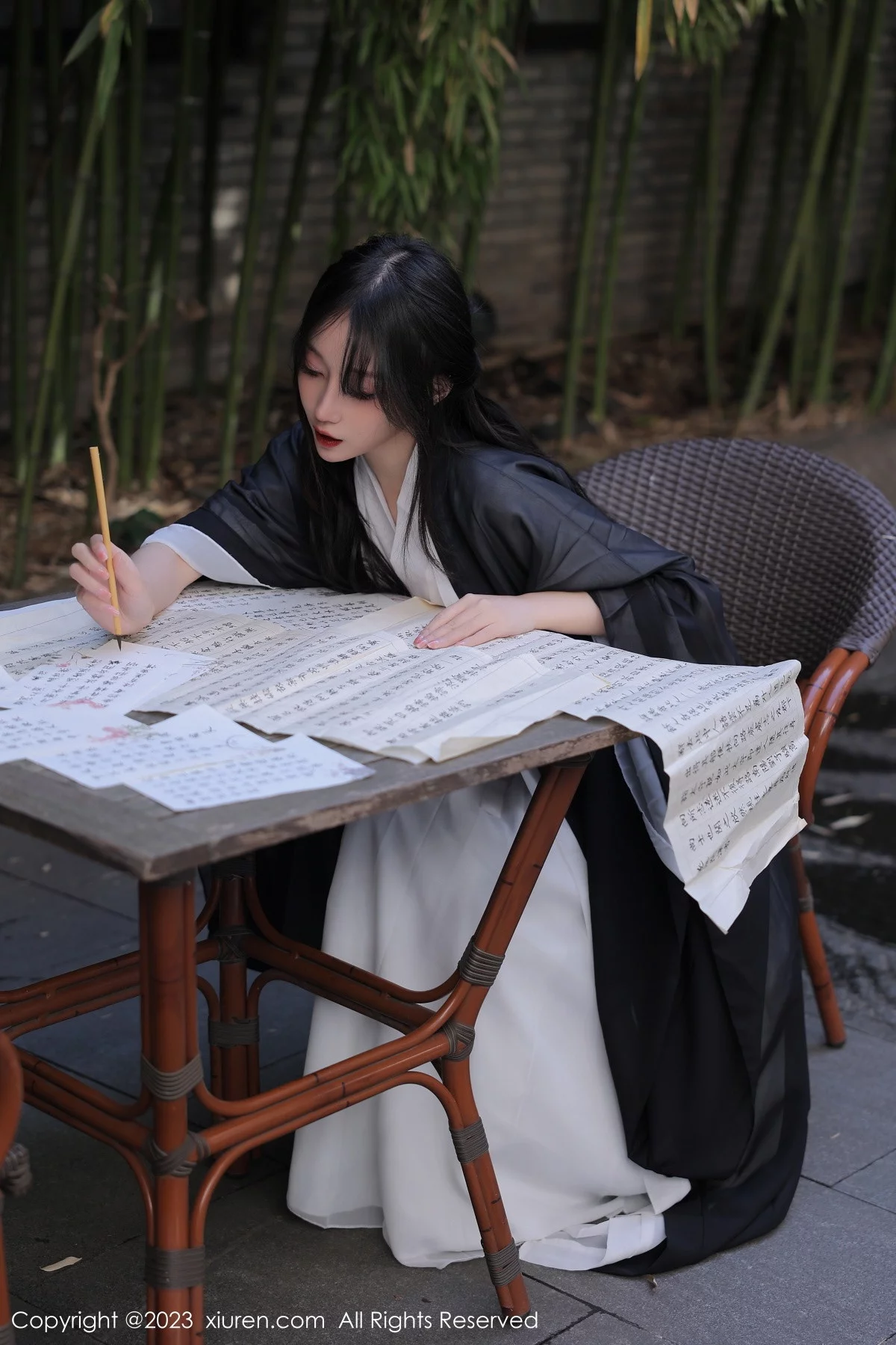 XiuRen第6094期_模特玥儿玥er海南旅拍脱白色古装服饰露性感内衣撩人诱惑写真55P