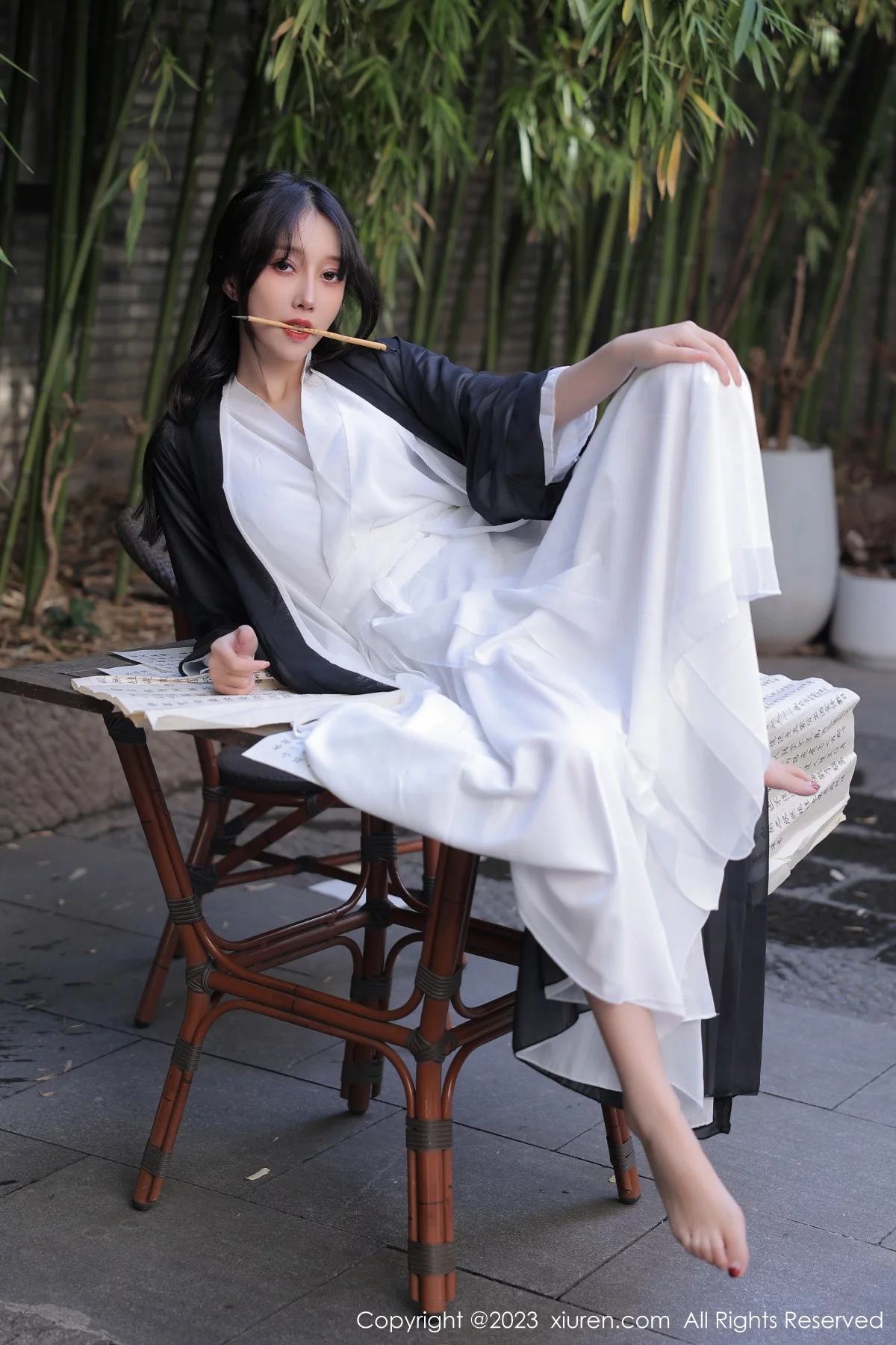 XiuRen第6094期_模特玥儿玥er海南旅拍脱白色古装服饰露性感内衣撩人诱惑写真55P