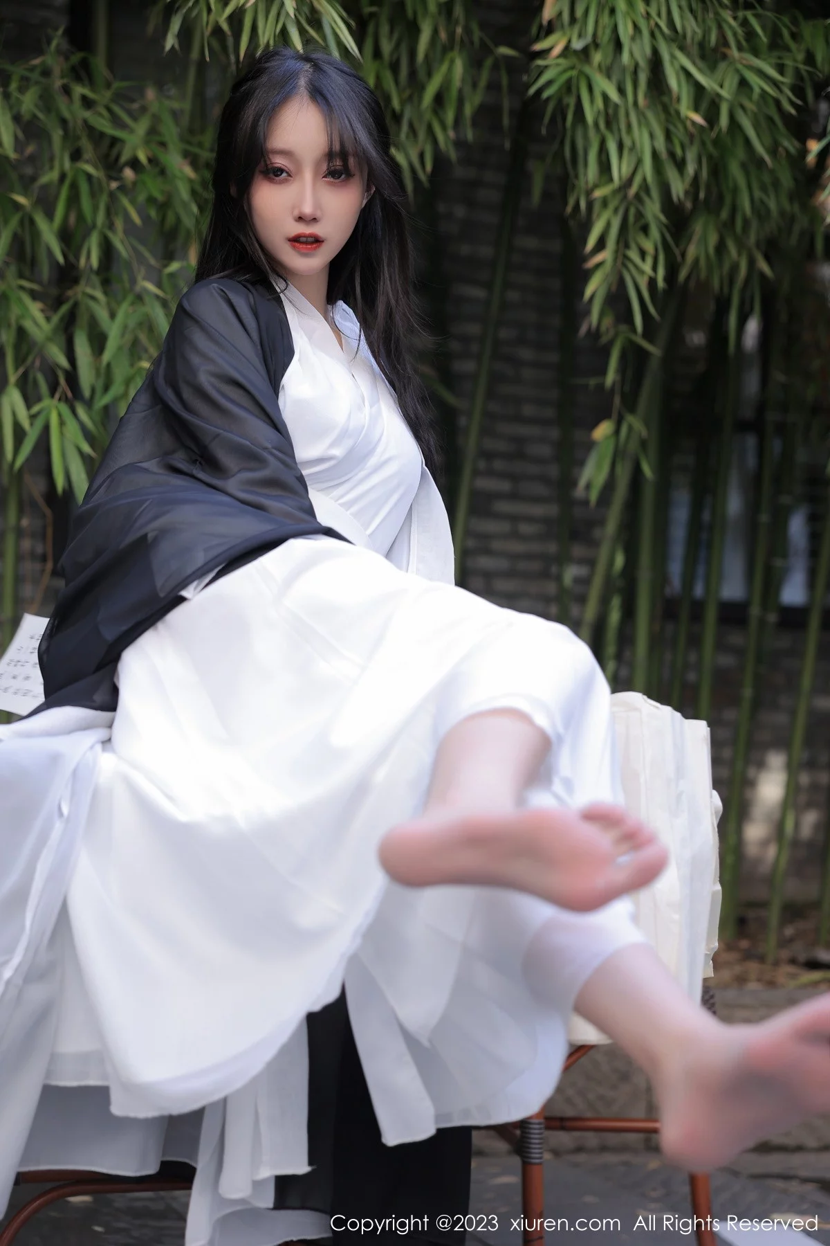XiuRen第6094期_模特玥儿玥er海南旅拍脱白色古装服饰露性感内衣撩人诱惑写真55P