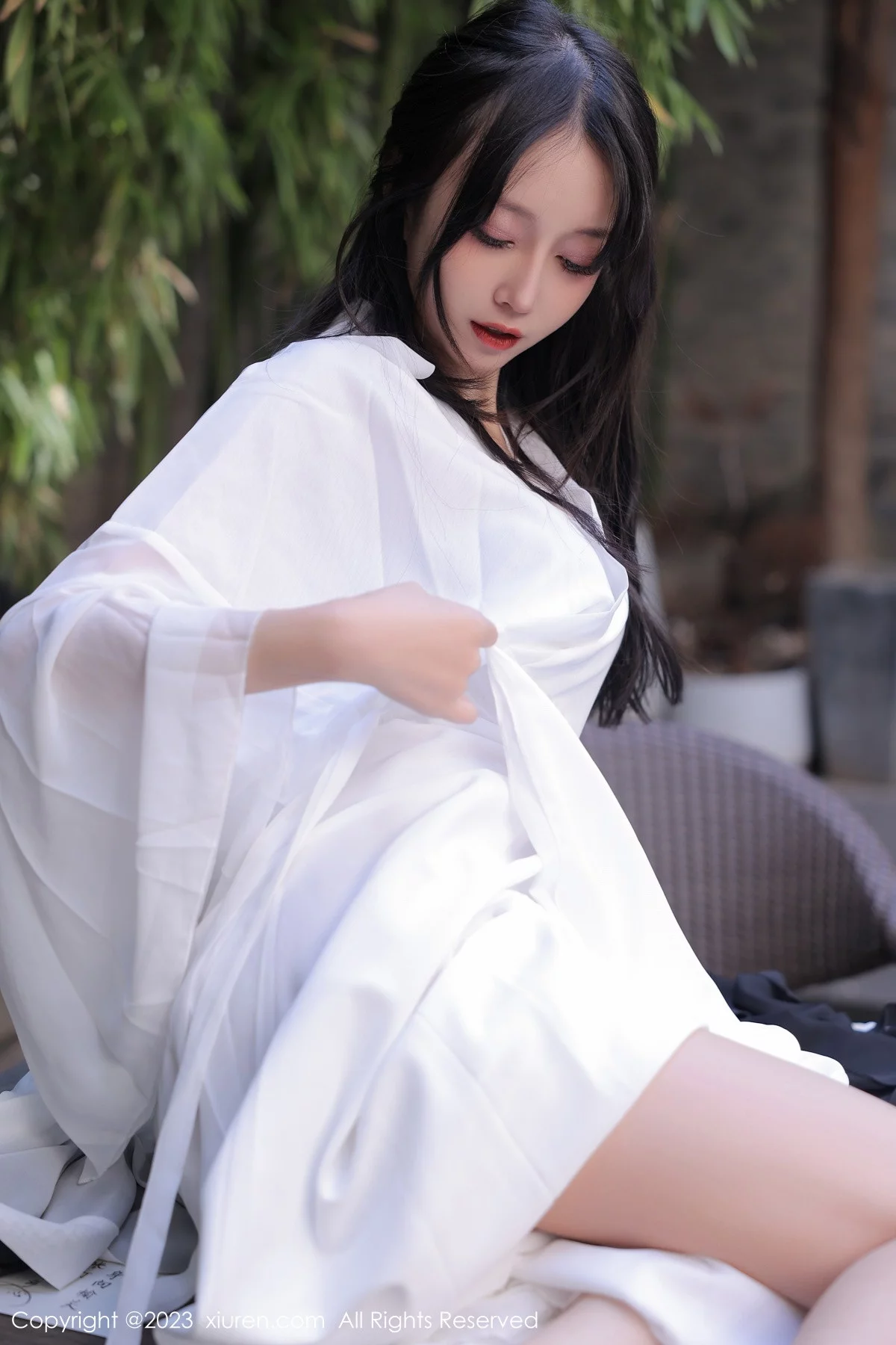 XiuRen第6094期_模特玥儿玥er海南旅拍脱白色古装服饰露性感内衣撩人诱惑写真55P