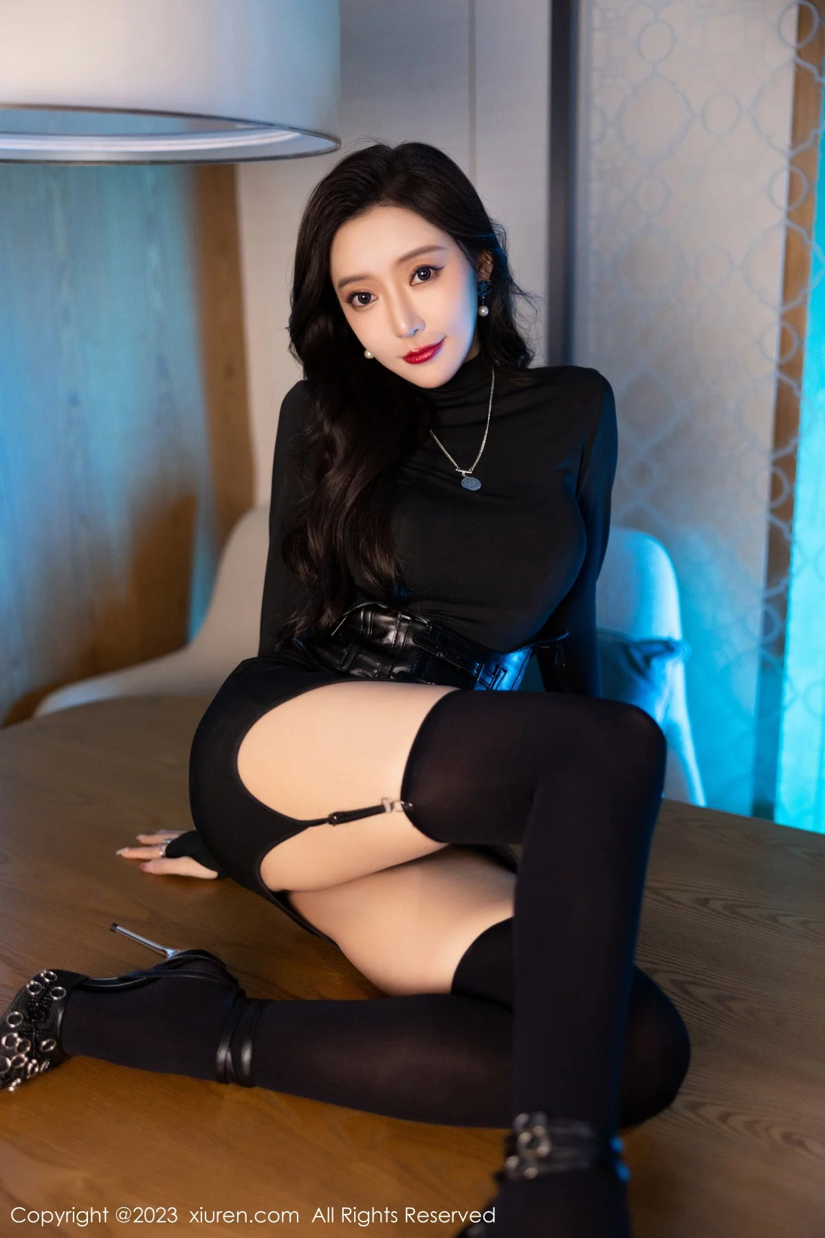XiuRen第6099期_女神王馨瑶yanni黑色紧身服饰露暗红色蕾丝内衣完美诱惑写真77P