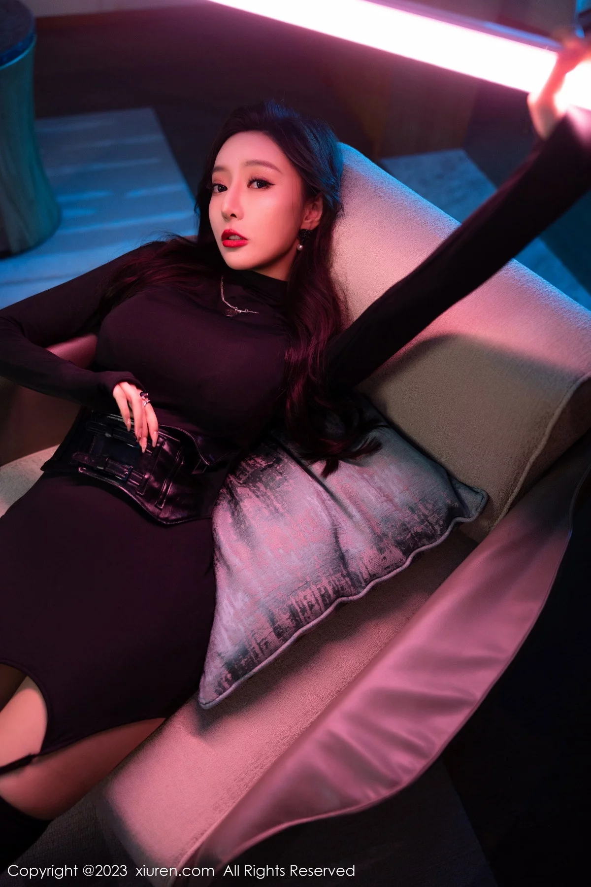 XiuRen第6099期_女神王馨瑶yanni黑色紧身服饰露暗红色蕾丝内衣完美诱惑写真77P